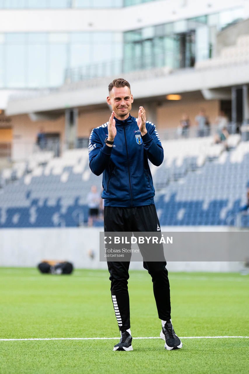 Sirius tränare Daniel Bäckström jublar