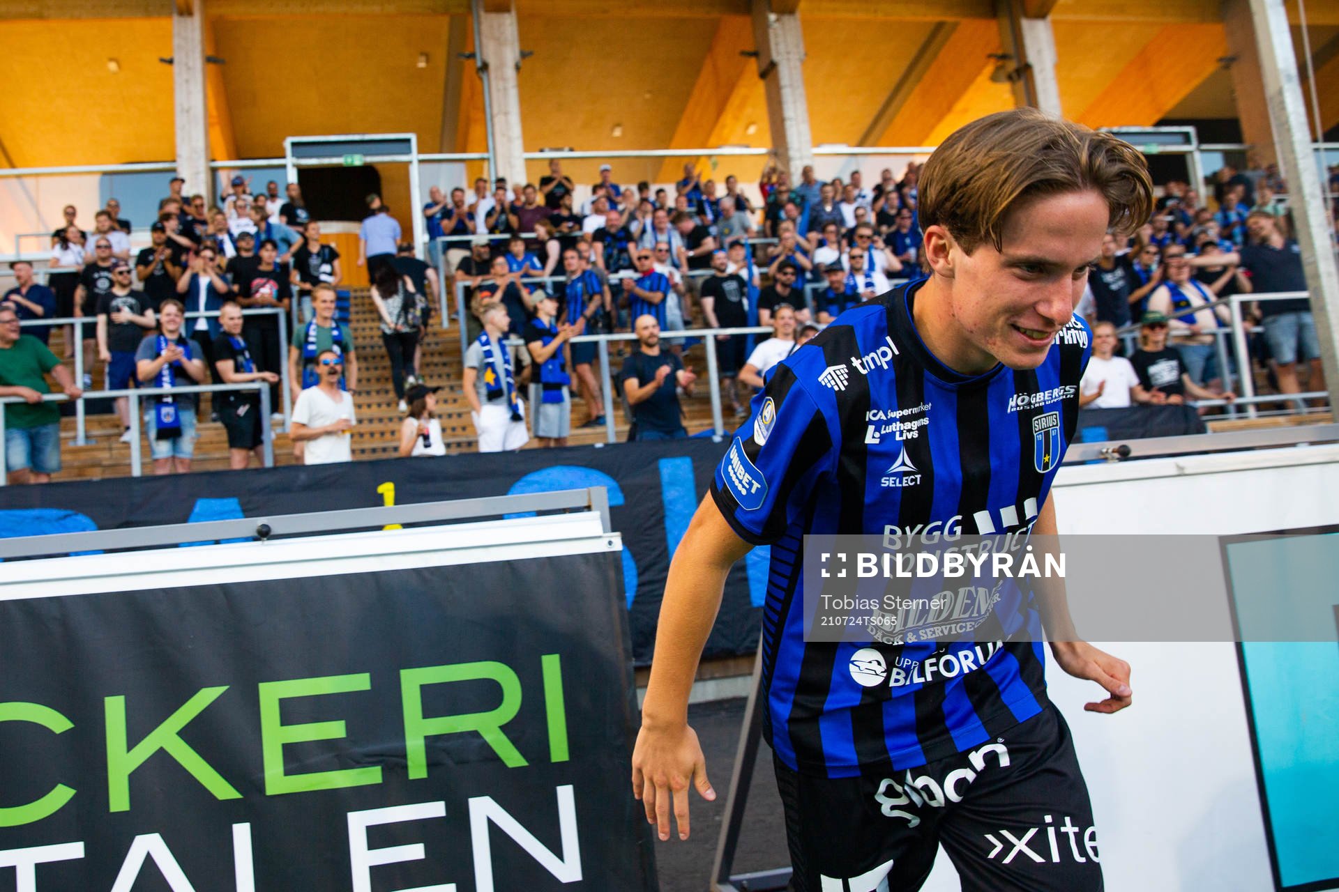 Sirius Johan Karlsson jublar efter fotbollsmatchen i Allsvenskan mellan Sirius och Degerfors den 24 juli 2021 i Uppsala. 