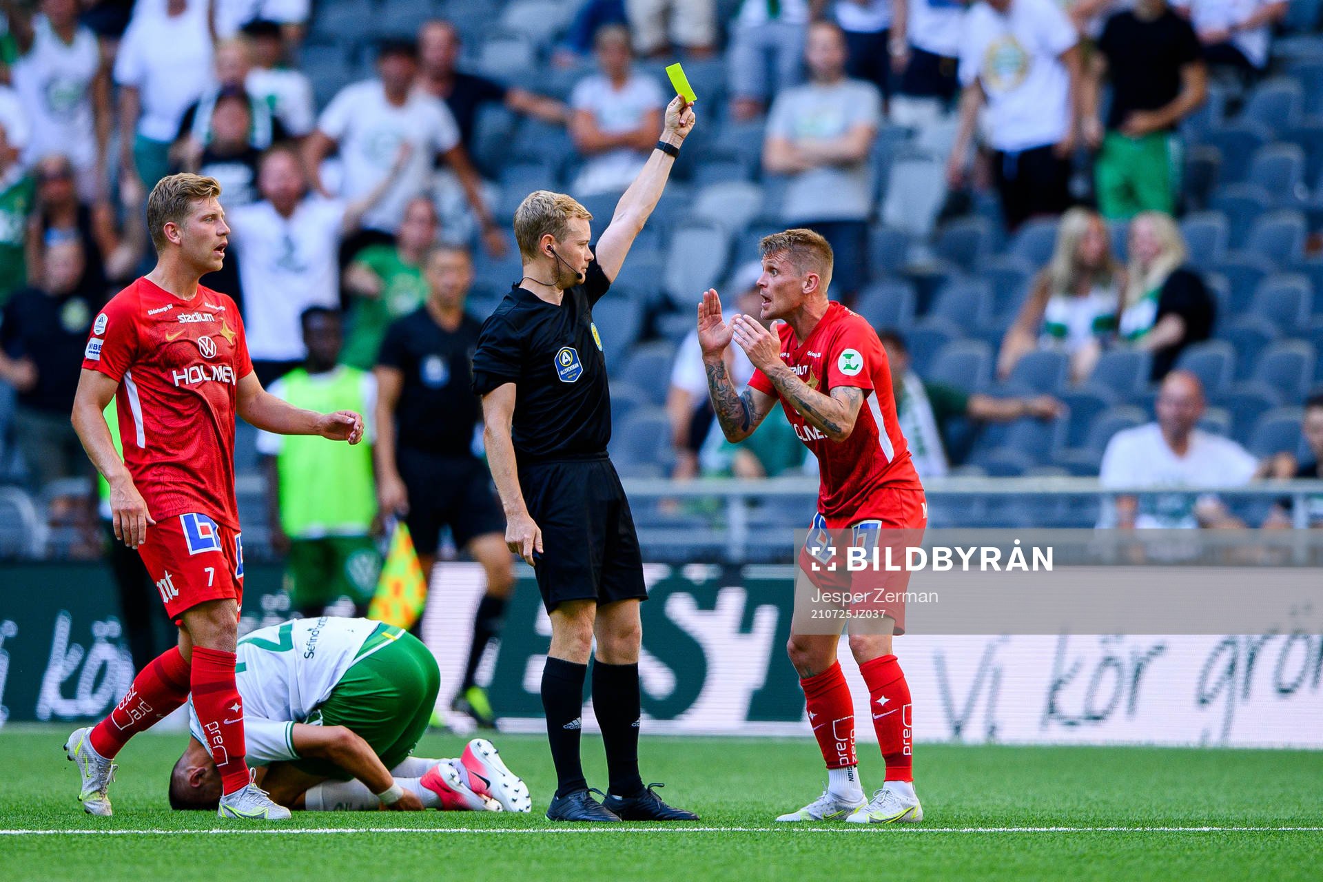 IFK Norrköpings Ari Skúlason får en varning av domare