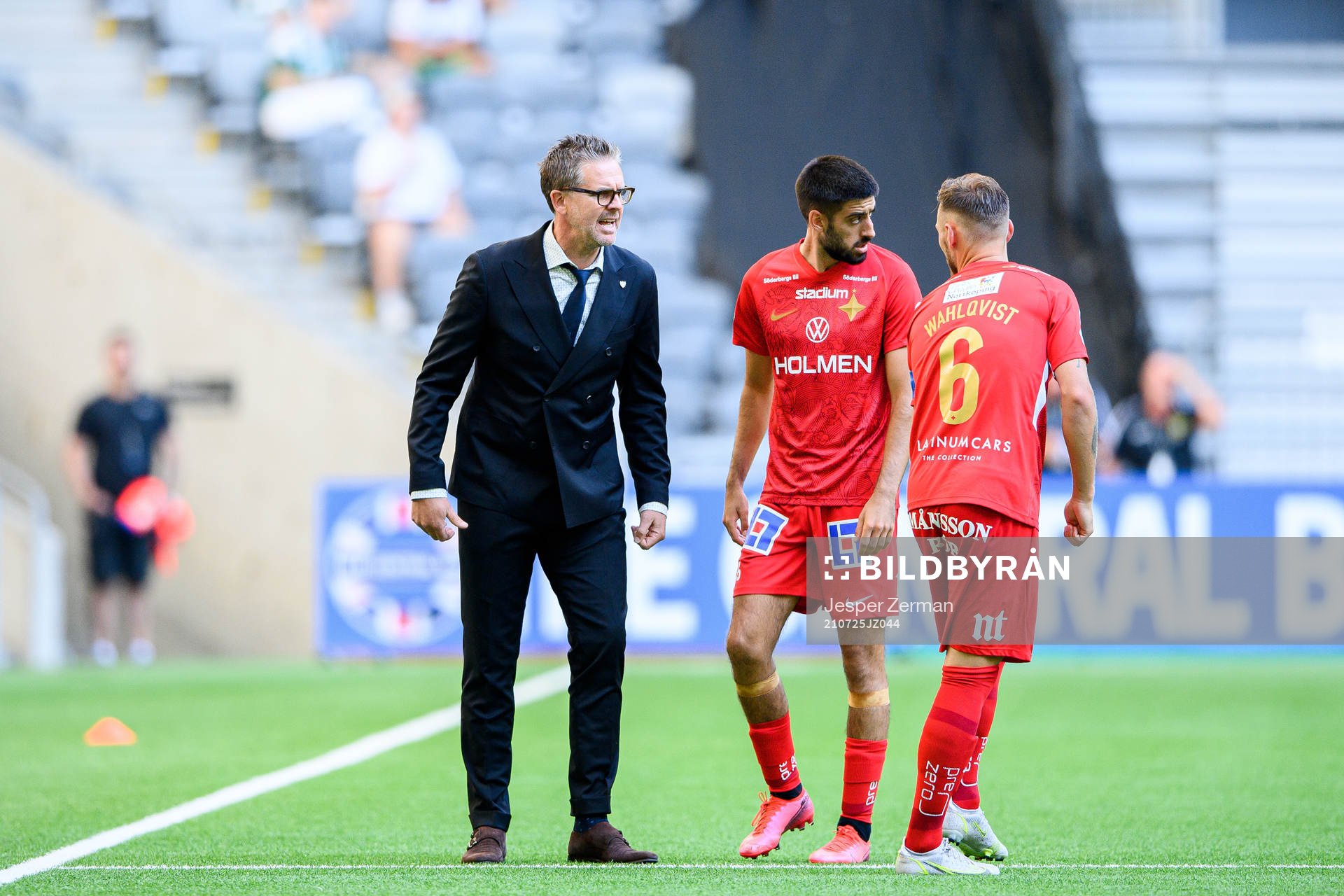 IFK Norrköpings tränare Rikard Norling i samtal med Kristoffer Khazeni och Linus Wahlqvist under fotbollsmatchen i Allsvenskan mellan Hammarby och IFK Norrköping den 25 juli 2021 i Stockholm.