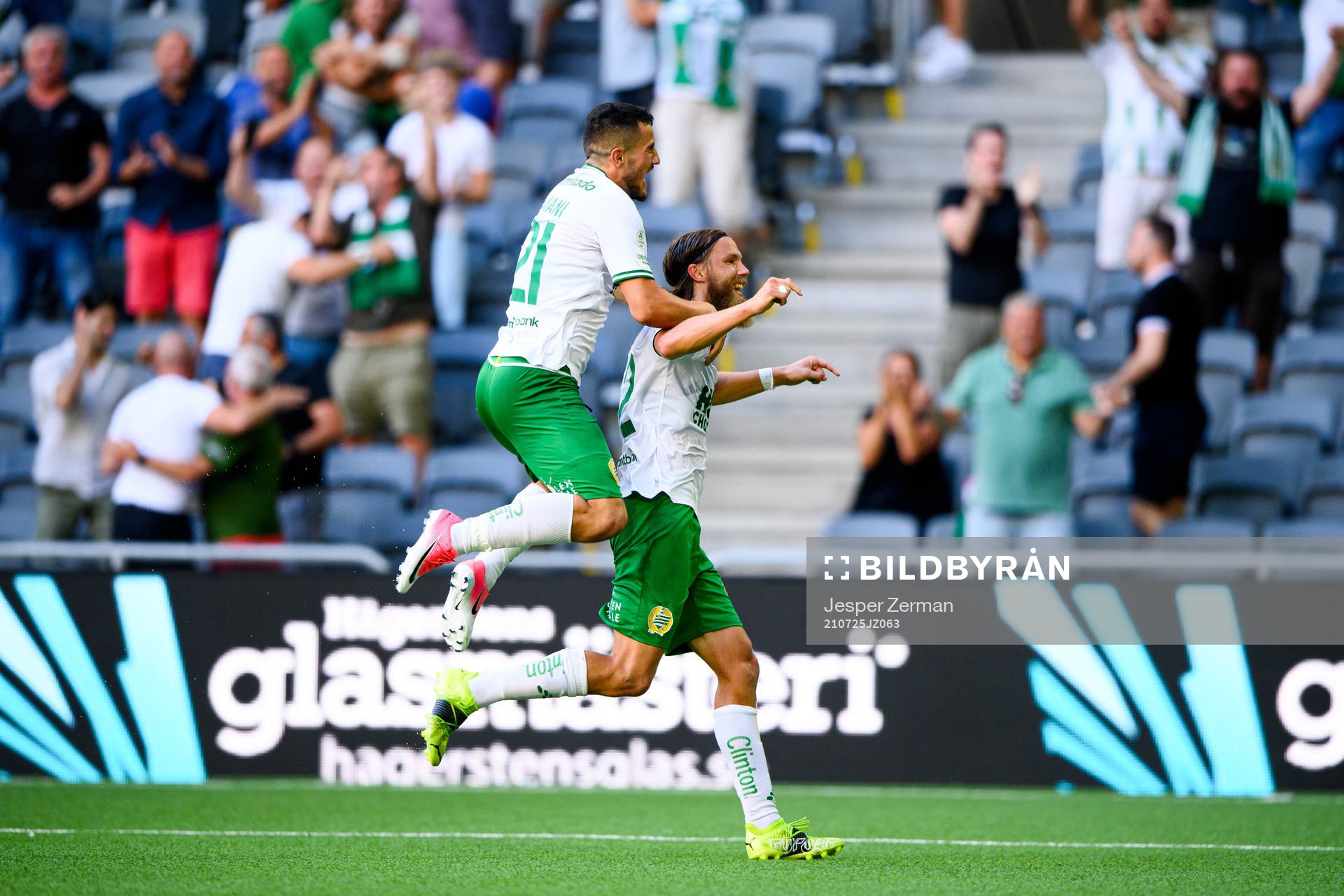 Hammarbys Astrit Selmani och Bjørn Paulsen jublar efter 2-1 under fotbollsmatchen i Allsvenskan mellan Hammarby och IFK Norrköping den 25 juli 2021 i Stockholm.