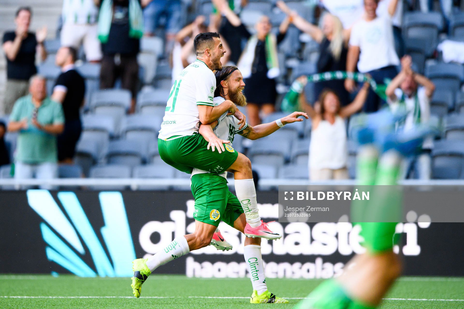 Hammarbys Astrit Selmani och Bjørn Paulsen jublar efter 2-1 under fotbollsmatchen i Allsvenskan mellan Hammarby och IFK Norrköping den 25 juli 2021 i Stockholm.