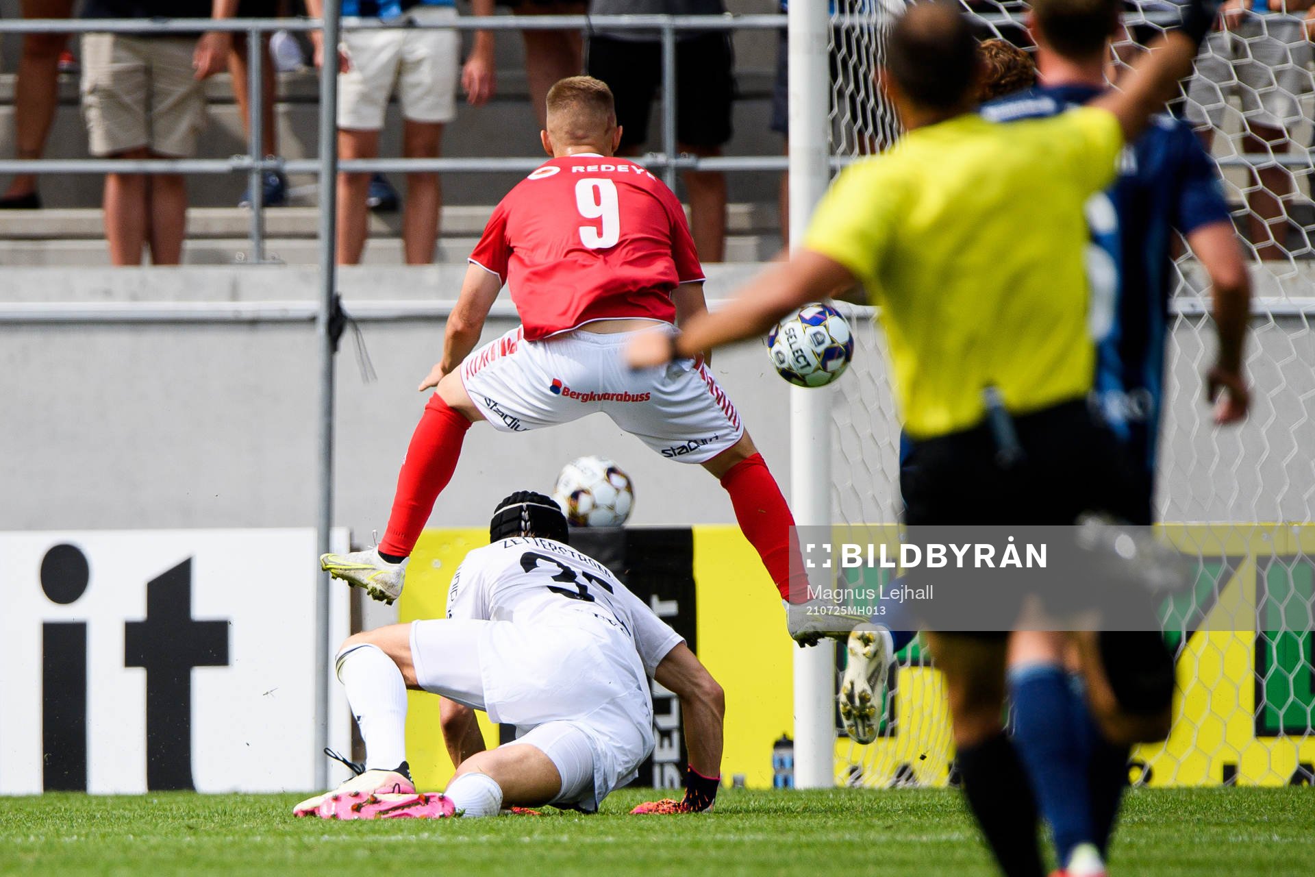 Kalmars Isak Jansson med en målchans förbi Djurgårdens