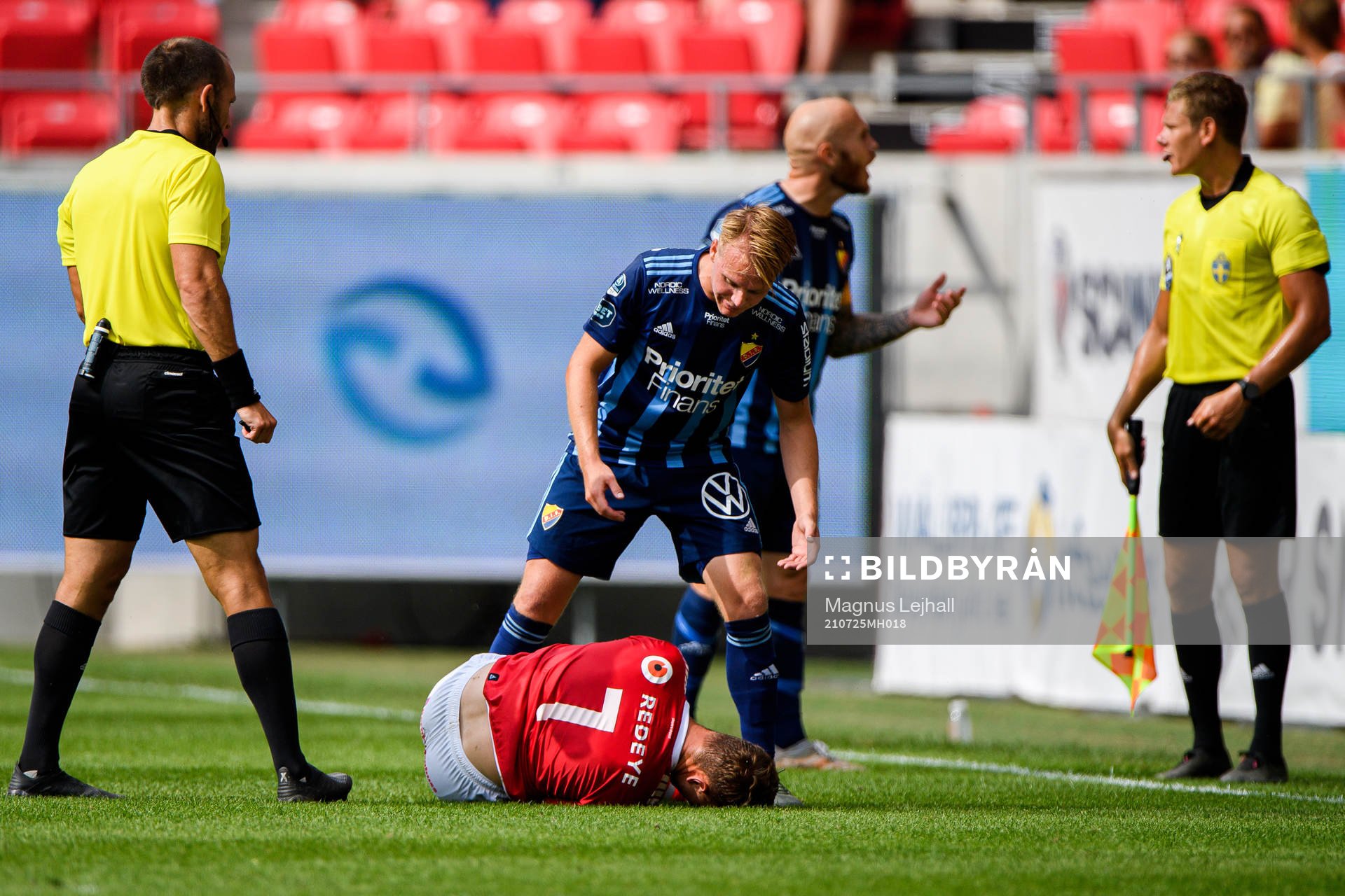 Djurgårdens Elliot Käck i samtal med Kalmars Piotr