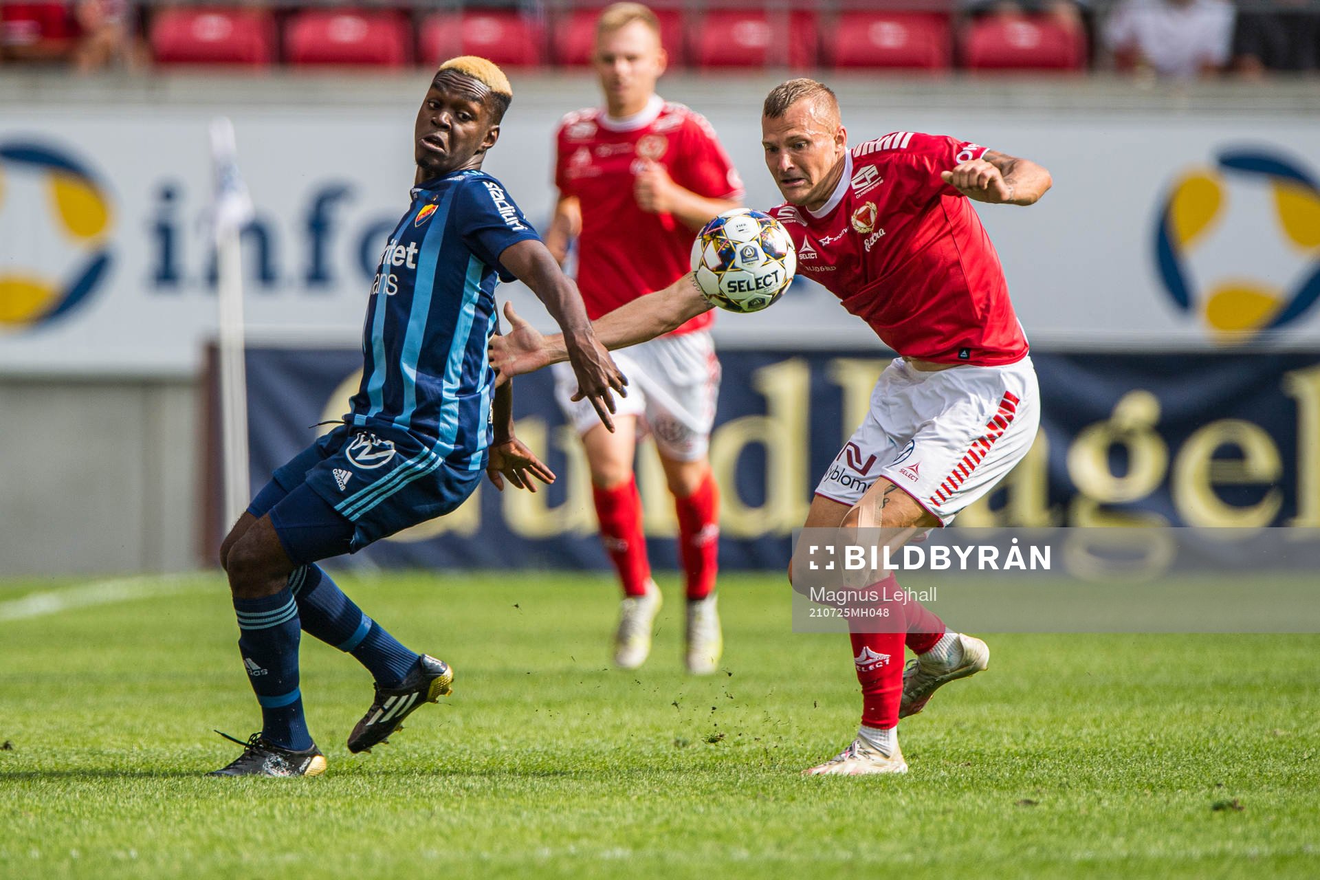 Kalmars Rasmus Sjöstedt  och Djurgårdens Joel Asoro