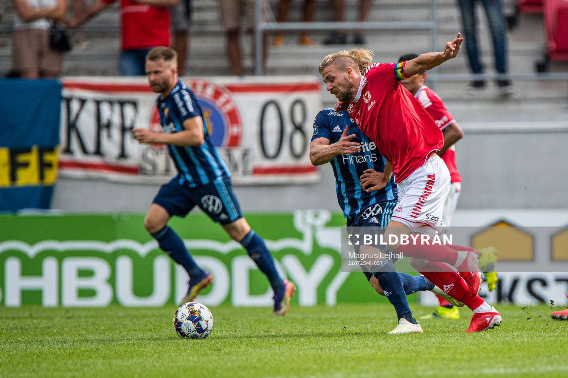 Kalmars Jonathan Ring  och Djurgårdens Hampus Finndell under fotbollsmatchen i Allsvenskan mellan Kalmar och Djurgården den 25 juli 2021 i Kalmar. 
