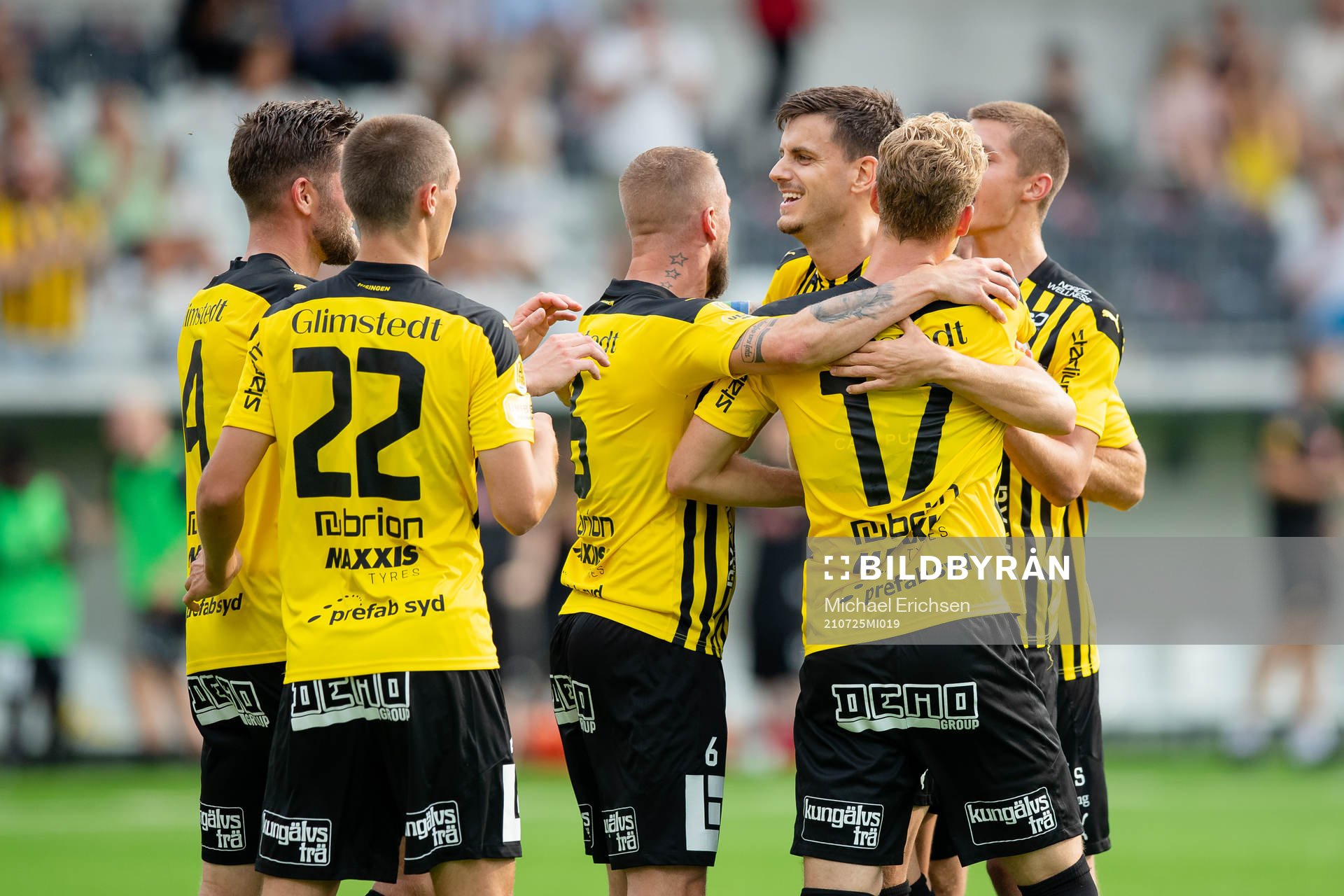 Häckens Alexander Jeremejeff  jublar med lagkamrater