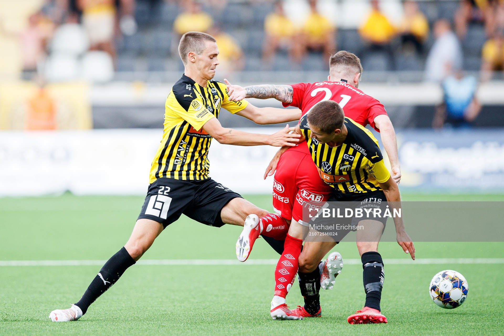 Häckens Tobias Carlsson och Leo Bengtsson i en kamp mot