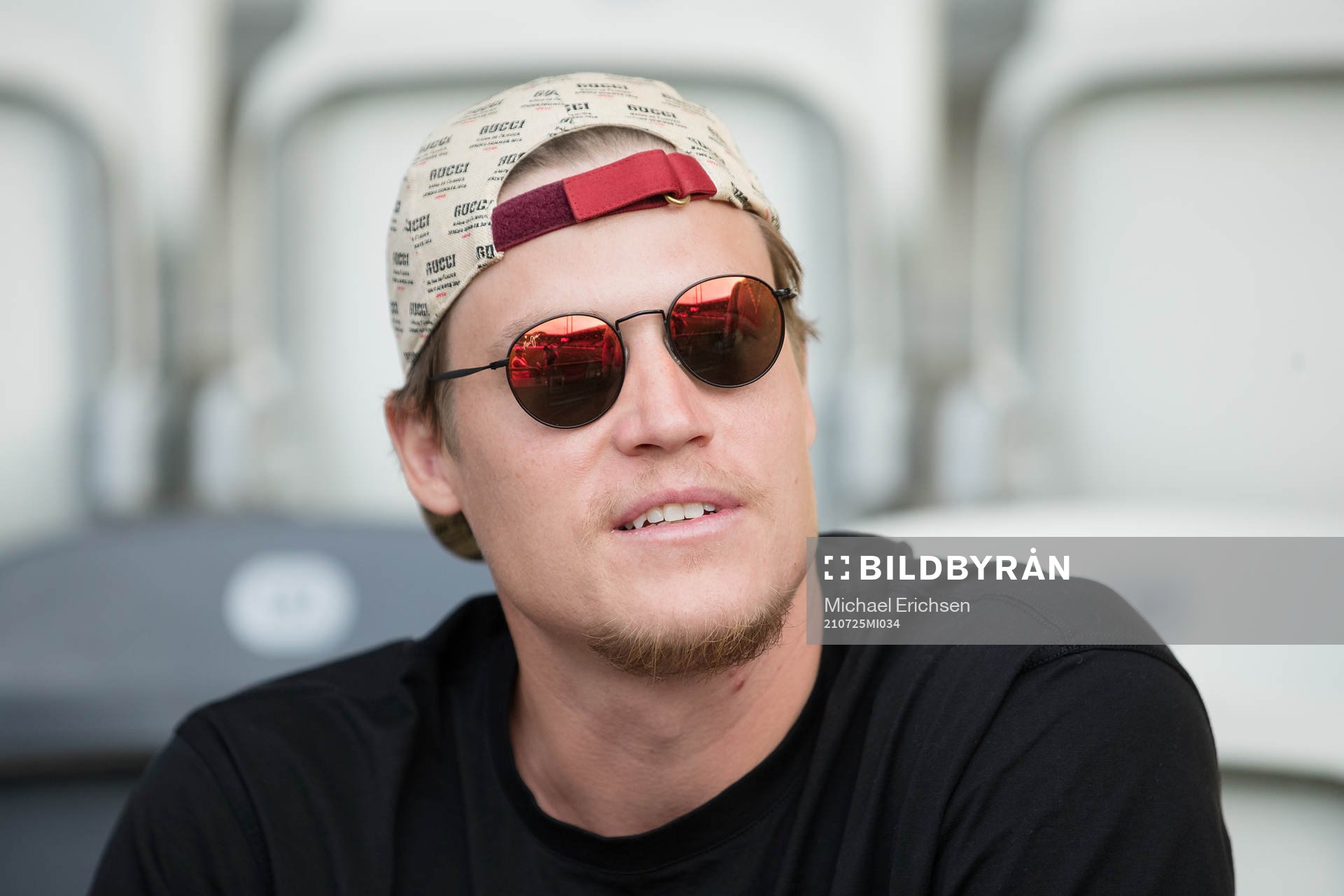 Basketspelaren Jonas Jerebko på läktaren