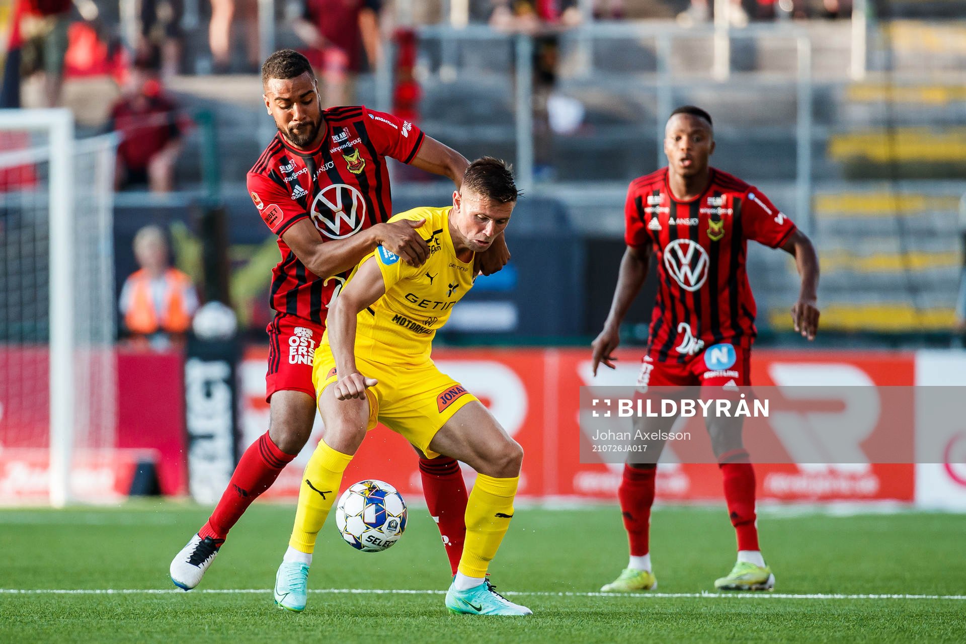 Östersunds Noah Sonko Sundberg och Halmstads Marcus