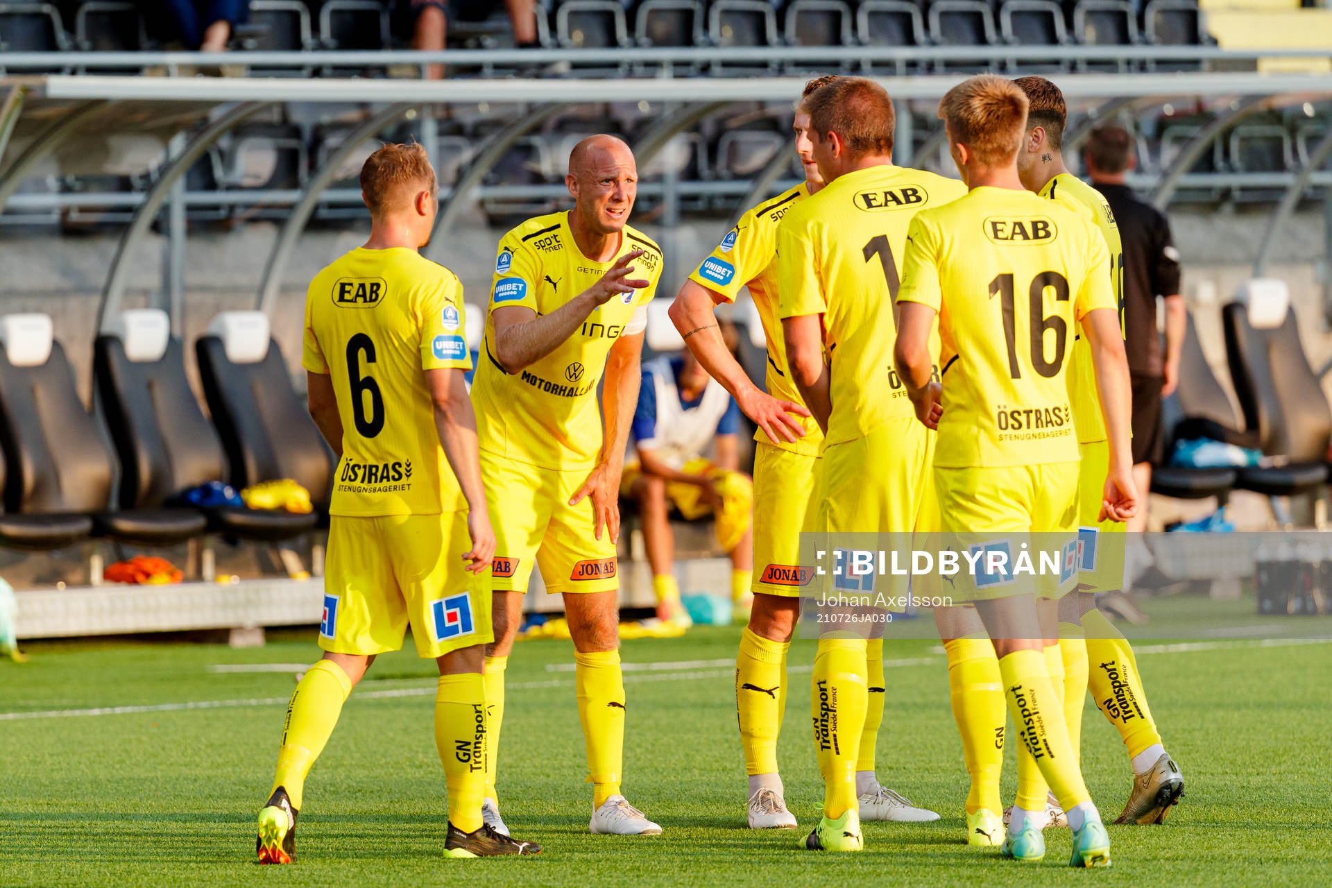 Halmstads Andreas Johansson peppar lagkamrater under fotbollsmatchen i Allsvenskan mellan Östersund och Halmstad den 26 juli 2021 i Östersund. 