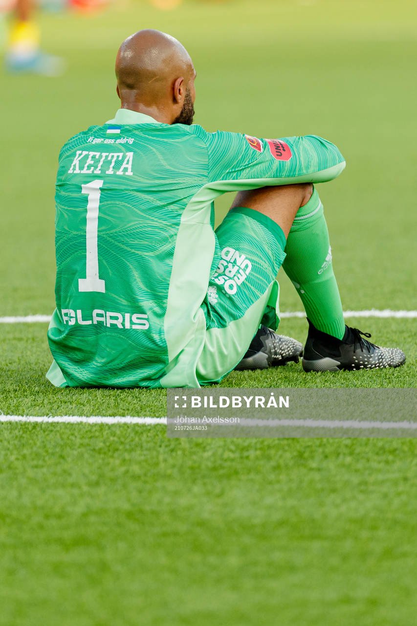Östersunds målvakt Aly Keita deppar