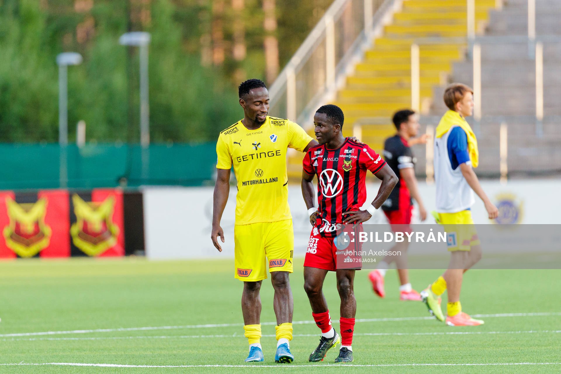 Halmstads Sadat Karim klappar om Östersunds Frank Arhin