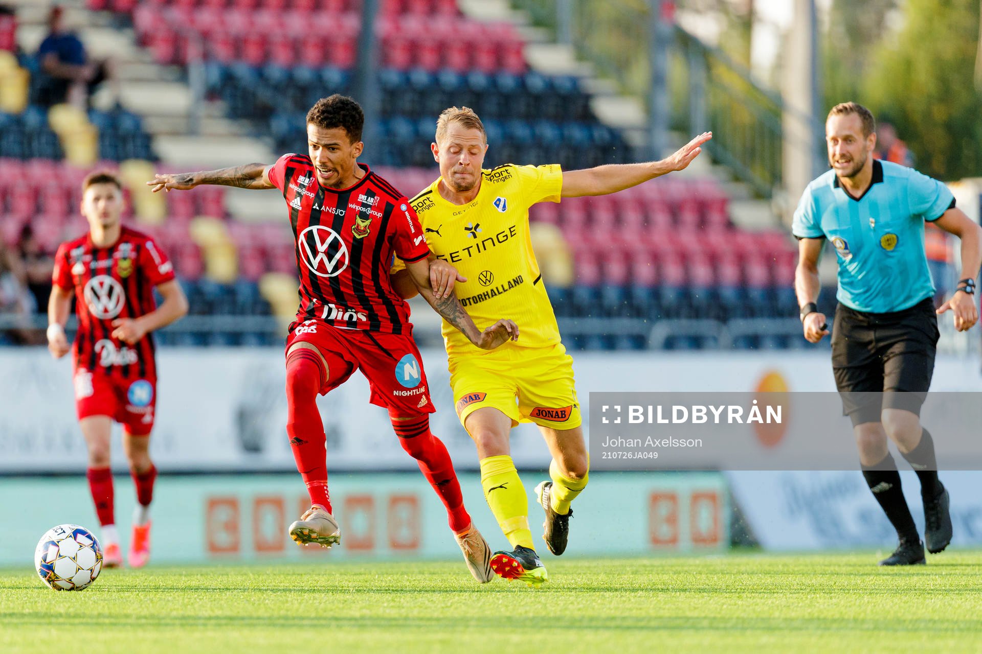 Östersunds Jerell Sellars i kamp med Halmstads Joel Allansson under fotbollsmatchen i Allsvenskan mellan Östersund och Halmstad den 26 juli 2021 i Östersund.