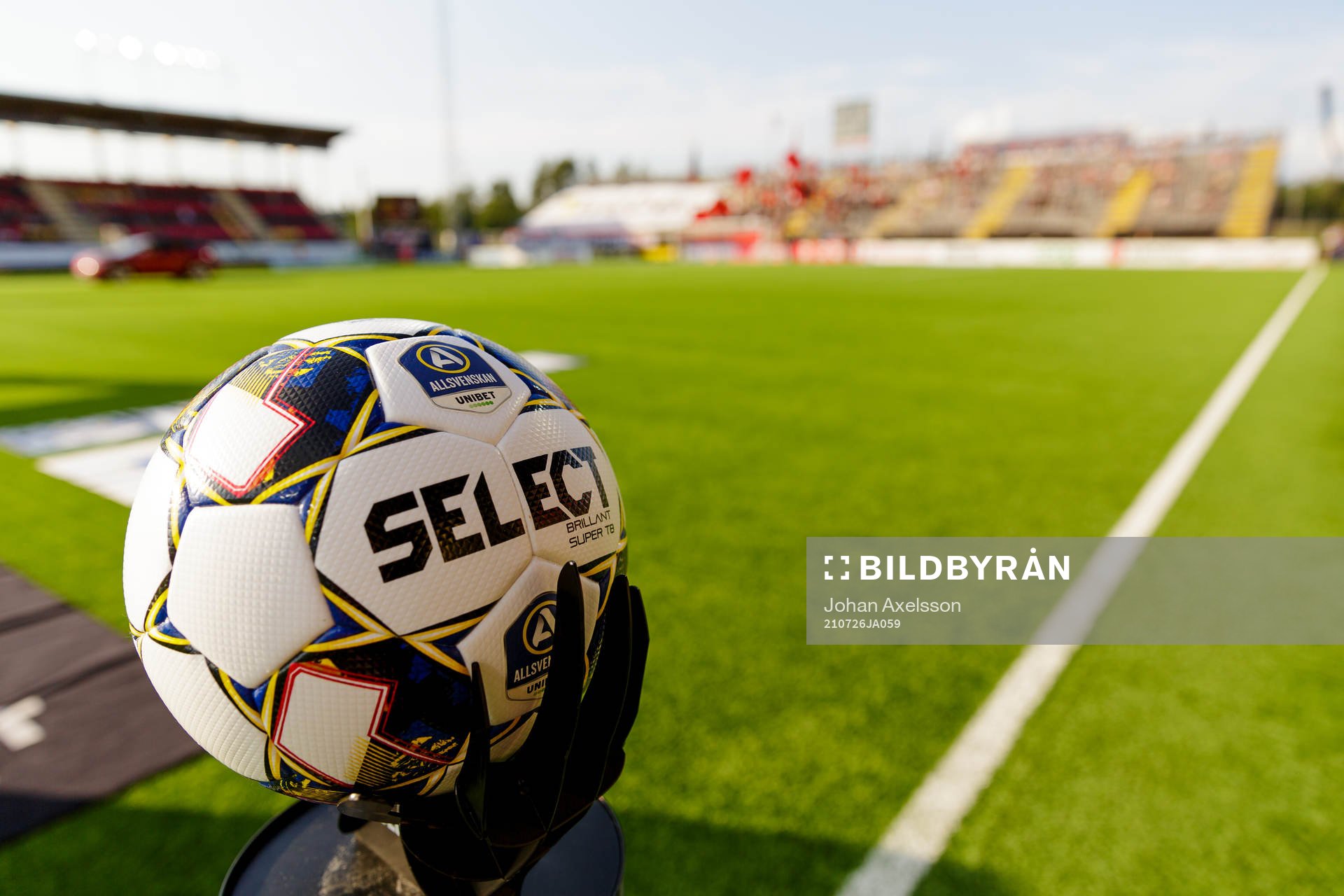 Matchbollen framför läktaren