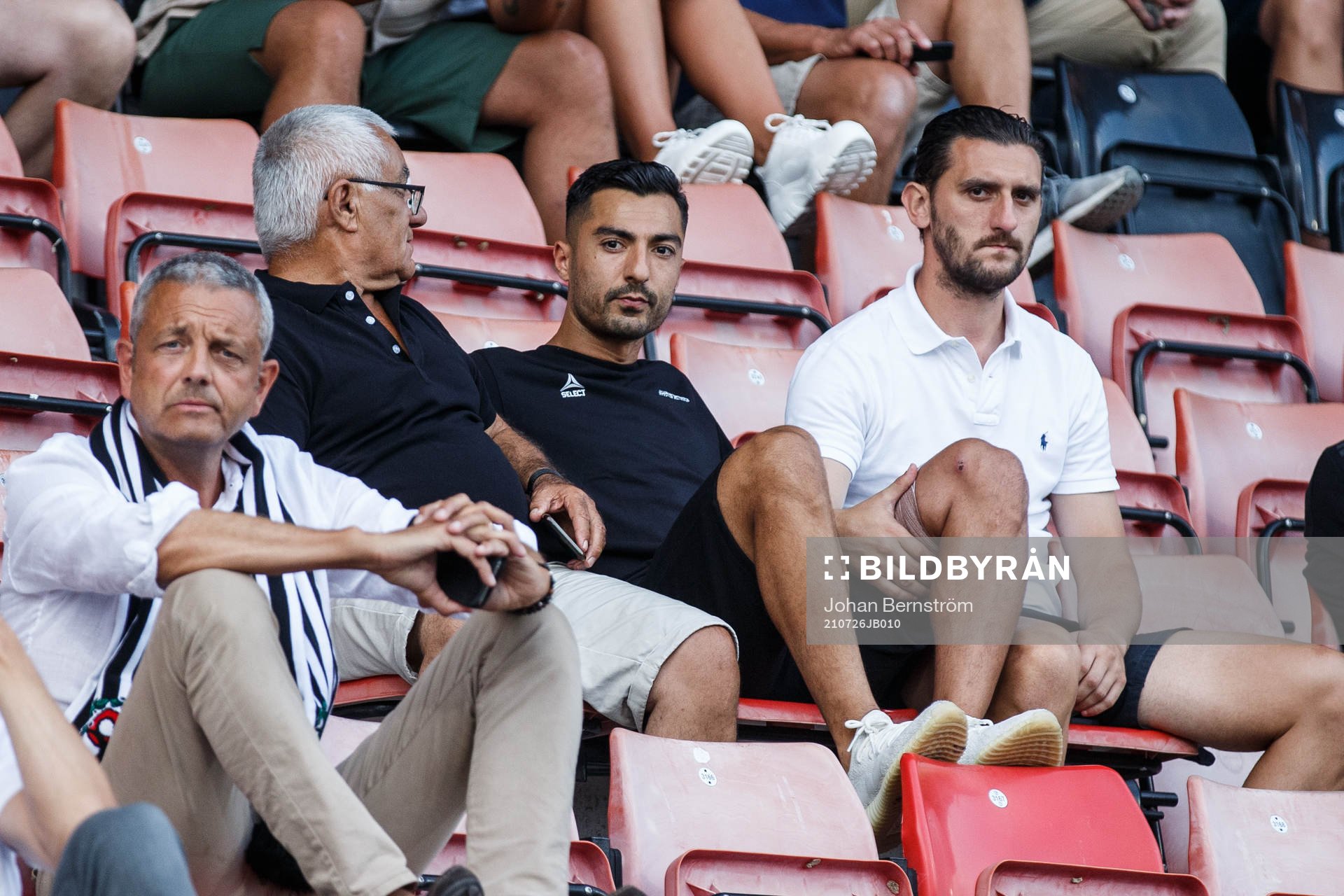 Örebros Jiloan Hamad och Agon Mehmeti på läktaren under fotbollsmatchen i Allsvenskan mellan Örebro och AIK den 26 juli 2021 i Örebro. 
