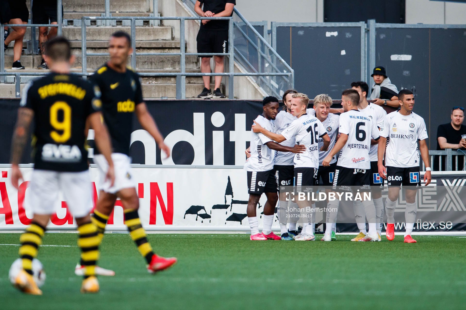 Örebros Dennis Collander jublar med lagkamrater