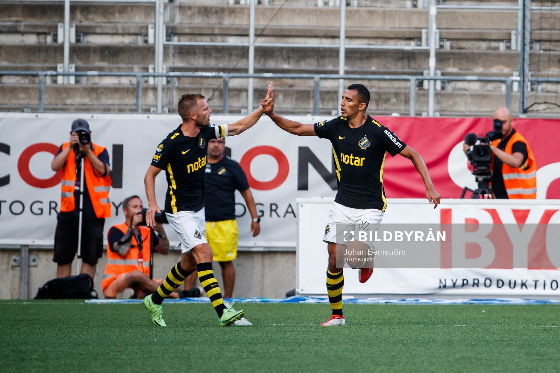 s Sebastian Larsson och Nabil Bahoui jublar
