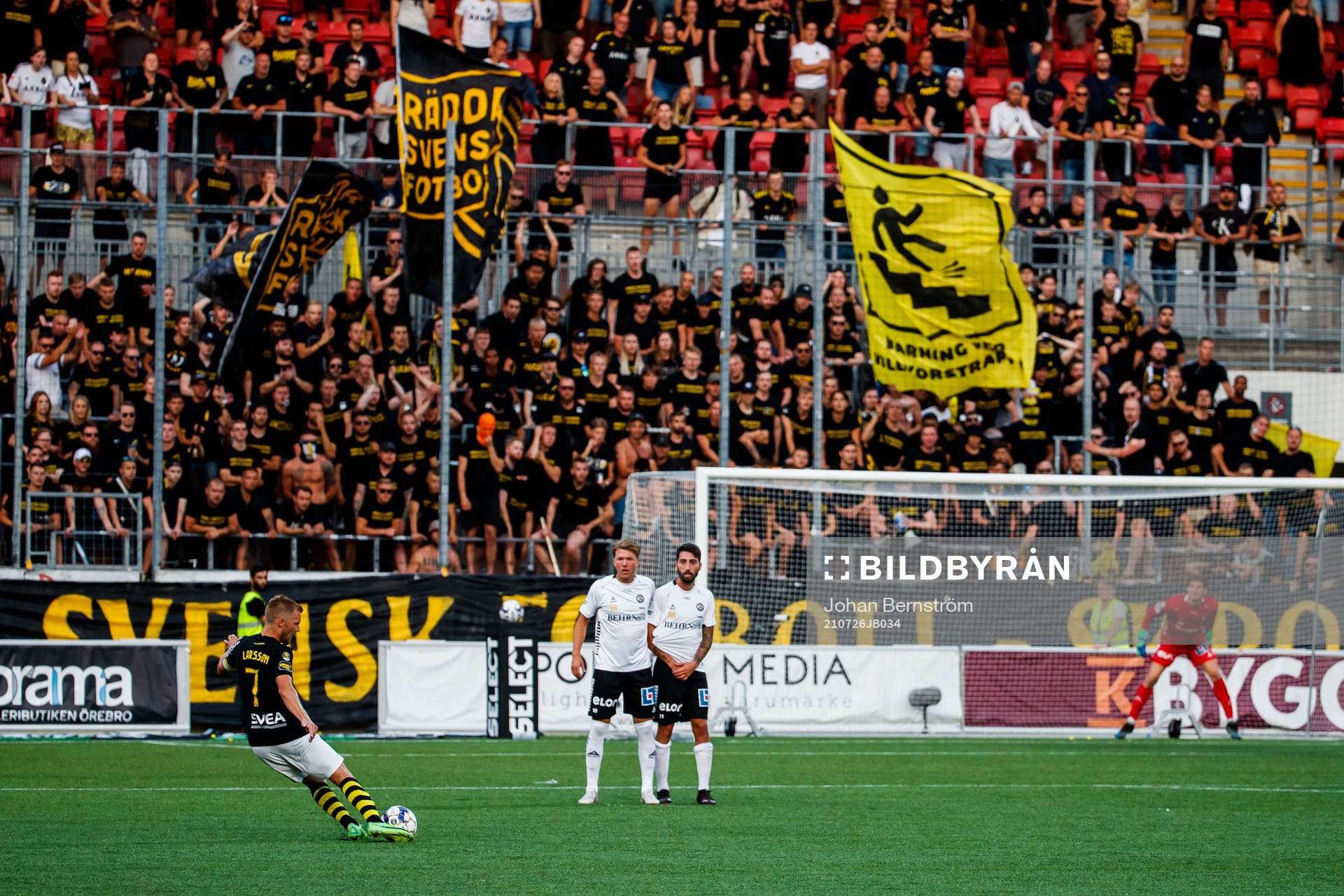 s Sebastian Larsson slår en frispark
