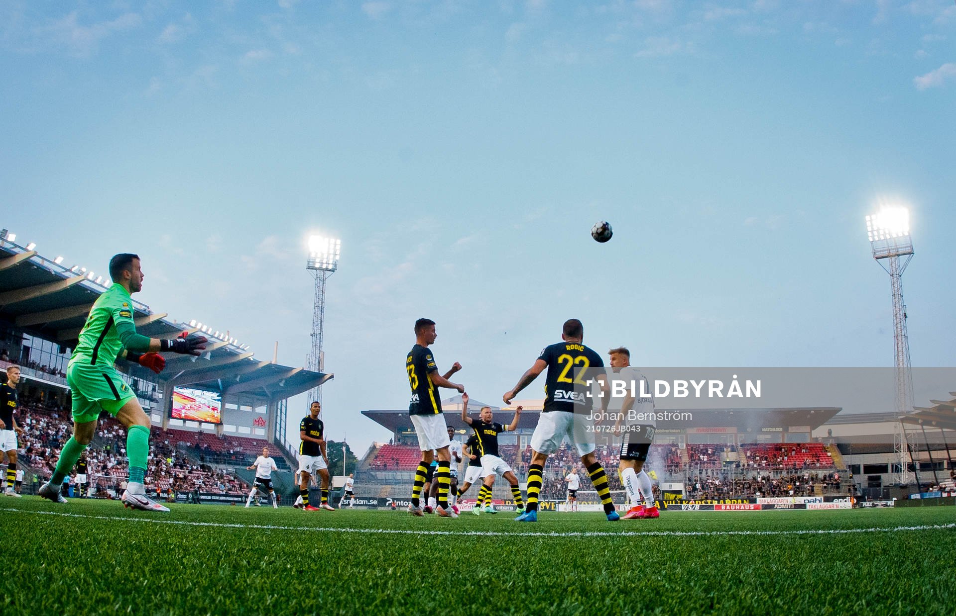 s målvakt Budimir Janošević och Filip Rogic  och