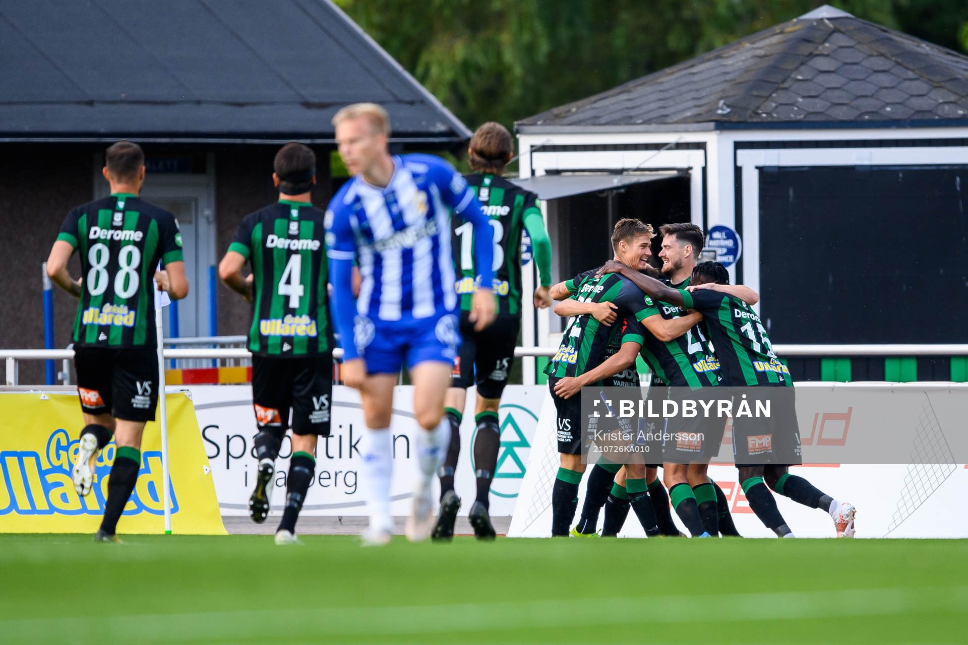 Varbergs Oliver Alfonsi jublar med lagkamrater