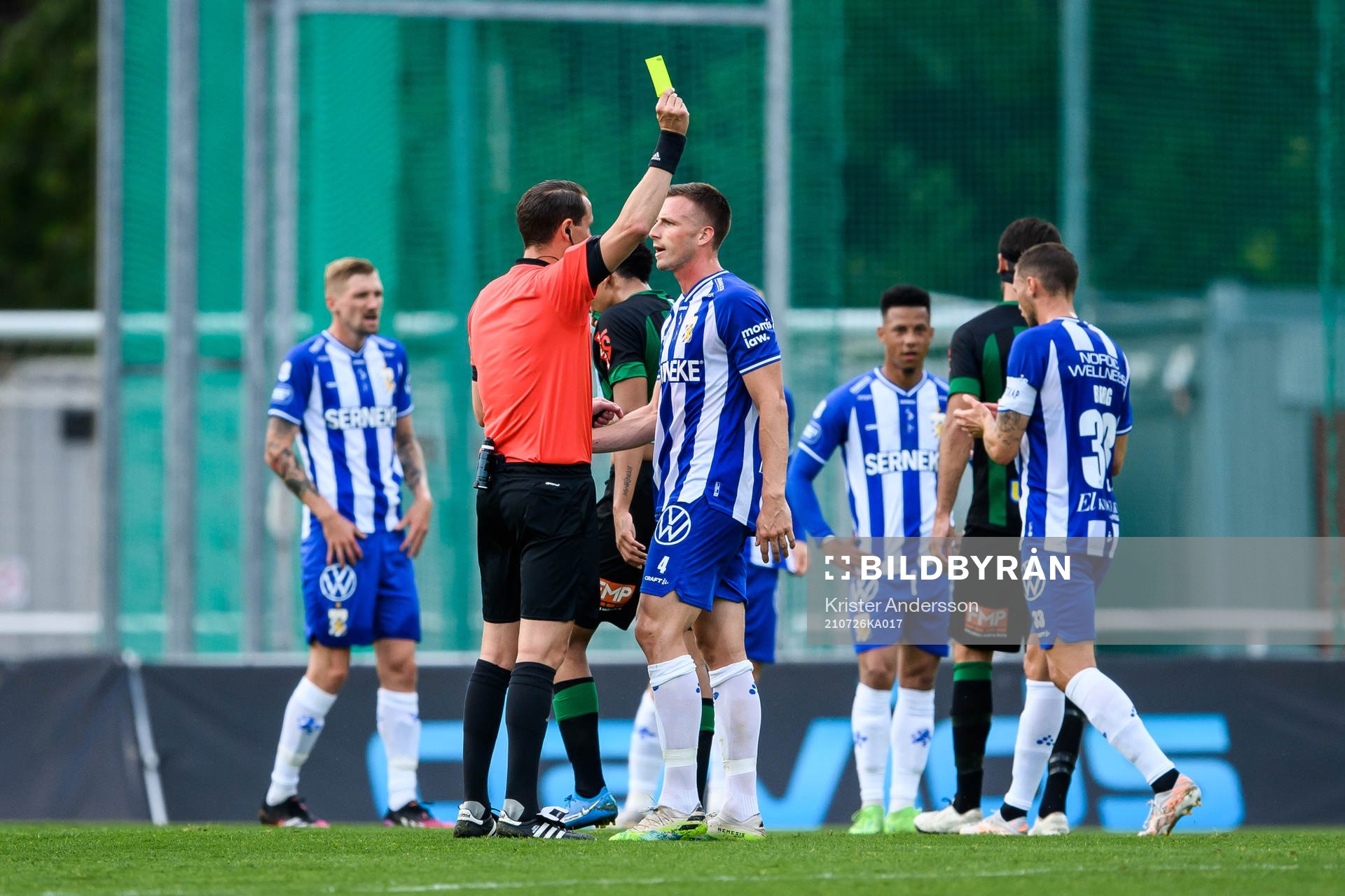 IFK Göteborgs Calle Johansson får ett gult kort av domaren