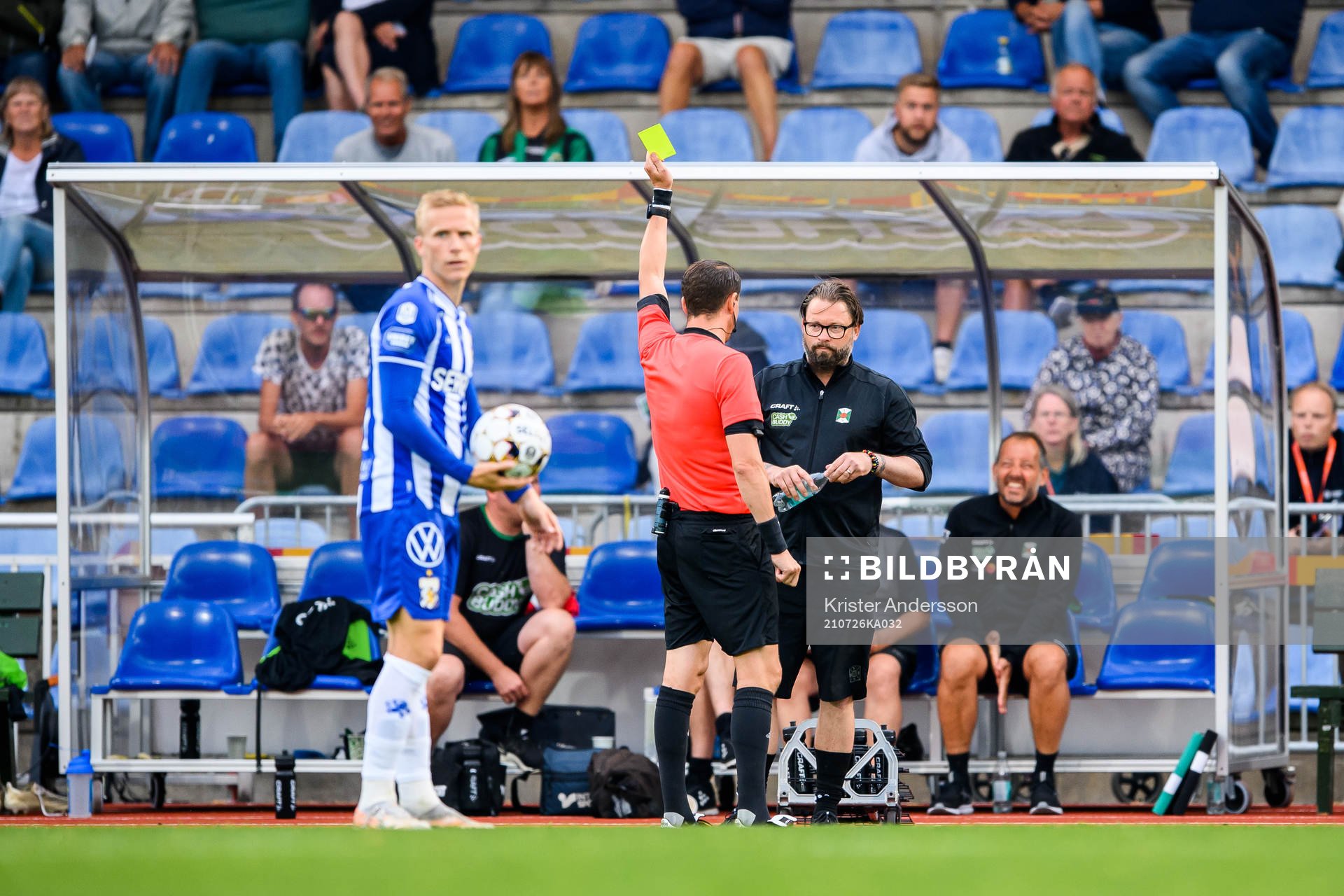 Varbergs tränare Joakim Persson får ett gult kort