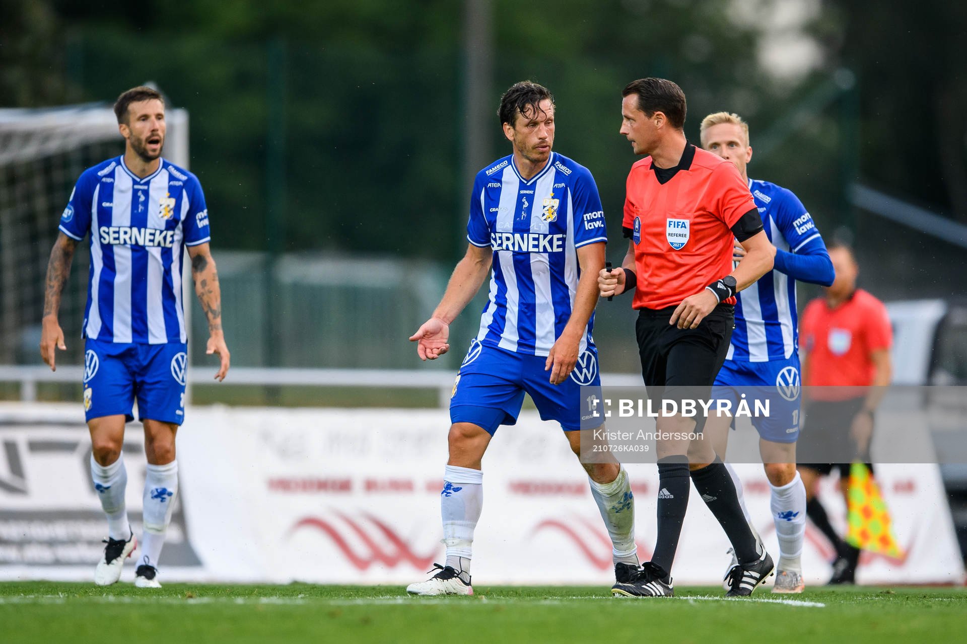 IFK Göteborgs Gustav Svensson i en diskussion med domare