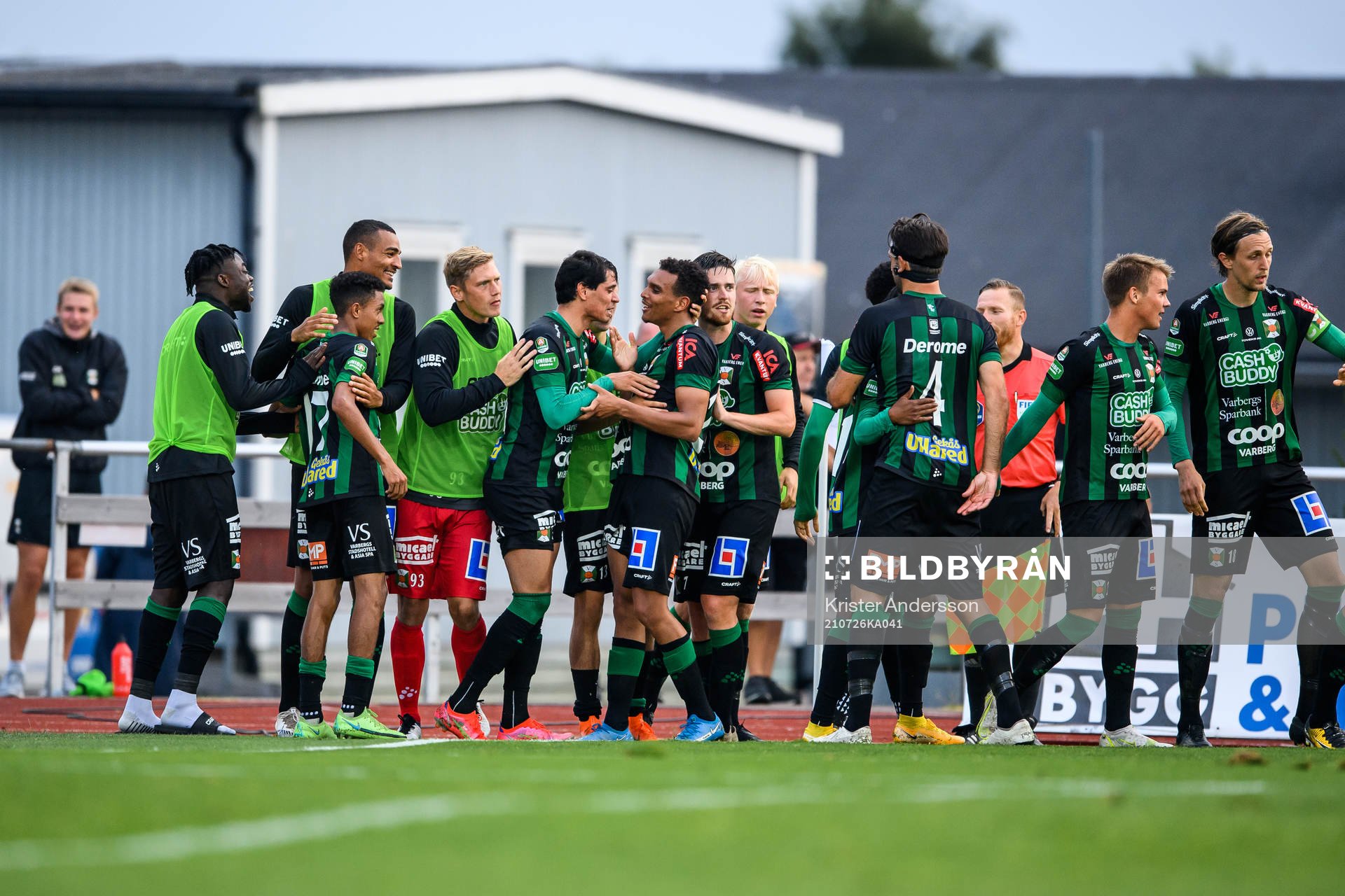 Varbergs Ryan Moon jublar med lagkamrater