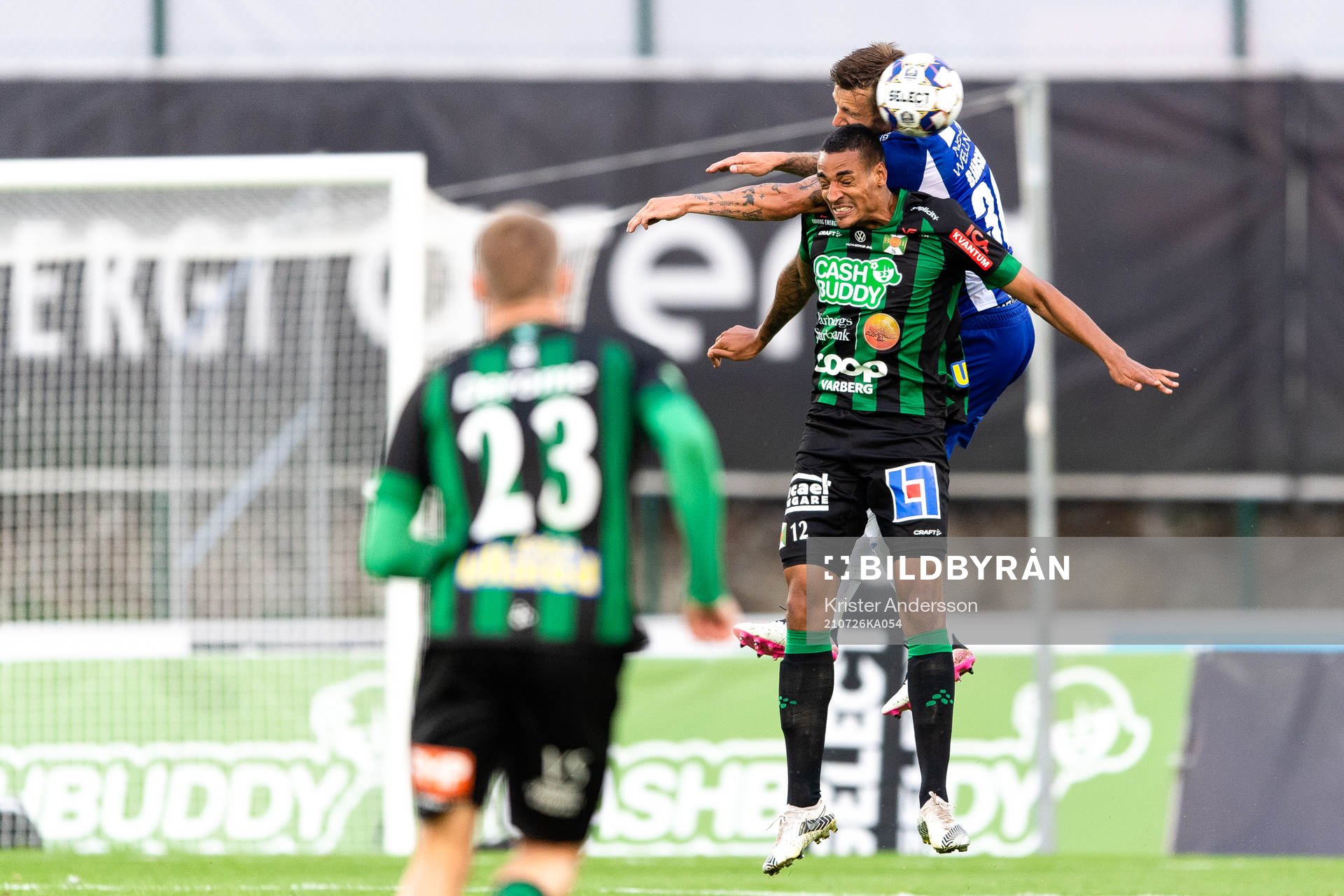 Varbergs Simon Karlsson Adjei och IFK Göteborgs Mattias Bjärsmyr under fotbollsmatchen i Allsvenskan mellan Varberg och IFK Göteborg den 26 juli 2021 i Varberg.