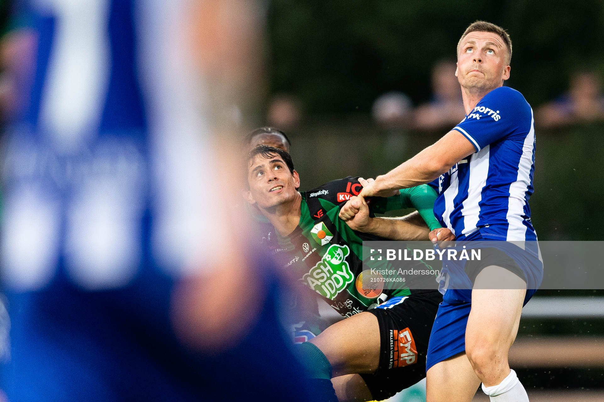 Varbergs Jean Carlos De Brito och IFK Göteborgs Calle Johansson under fotbollsmatchen i Allsvenskan mellan Varberg och IFK Göteborg den 26 juli 2021 i Varberg. 