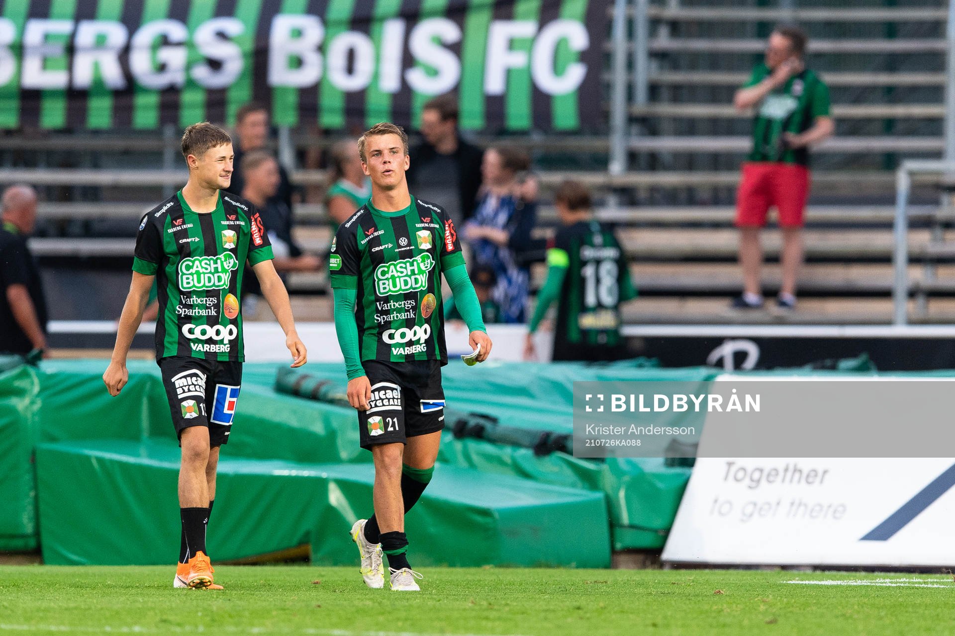 Varbergs Oliver Alfonsi och Victor Karlsson efter fotbollsmatchen i Allsvenskan mellan Varberg och IFK Göteborg den 26 juli 2021 i Varberg.