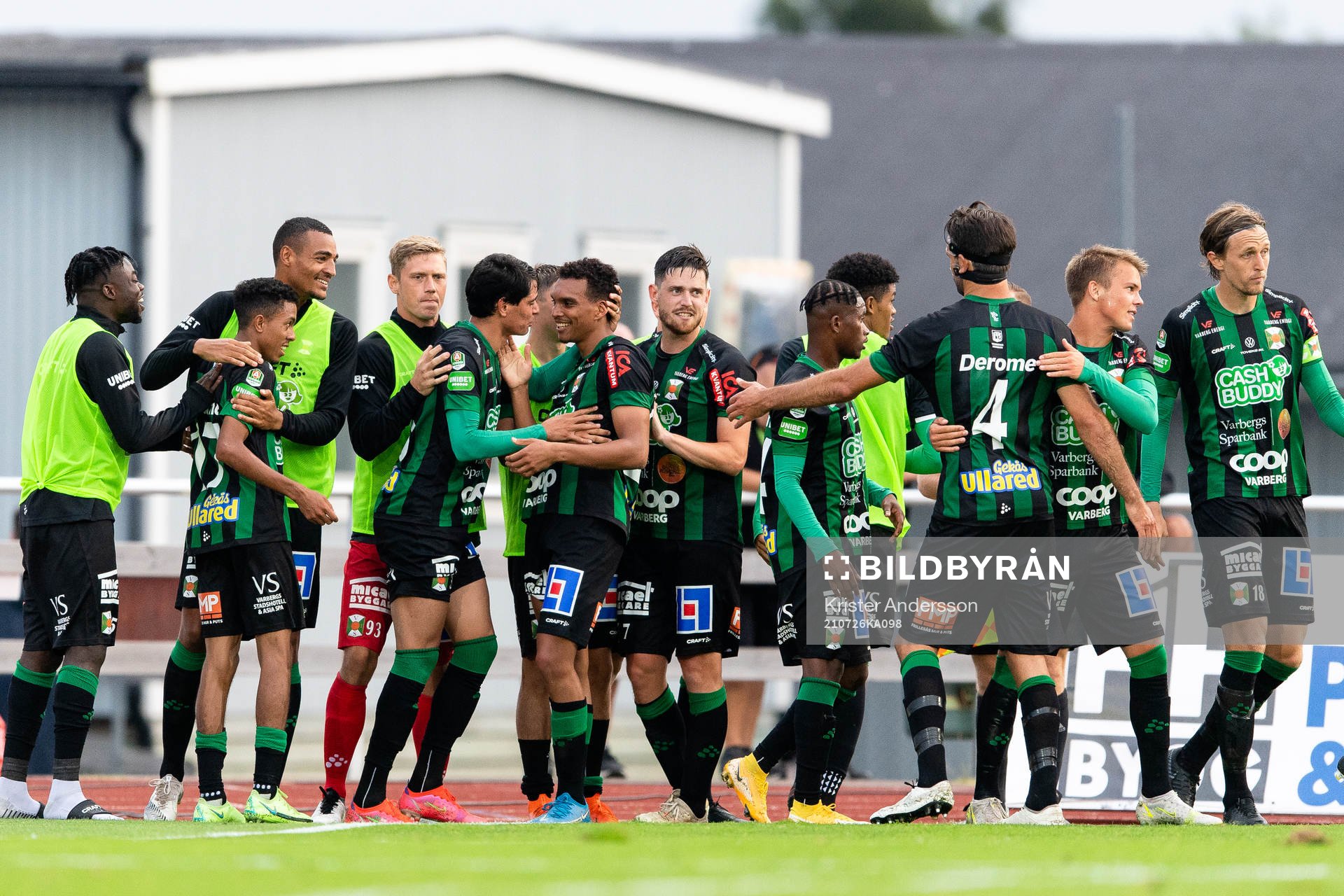 Varbergs spelare jublar efter 2-0 på straff genom Ryan Moon under fotbollsmatchen i Allsvenskan mellan Varberg och IFK Göteborg den 26 juli 2021 i Varberg. 