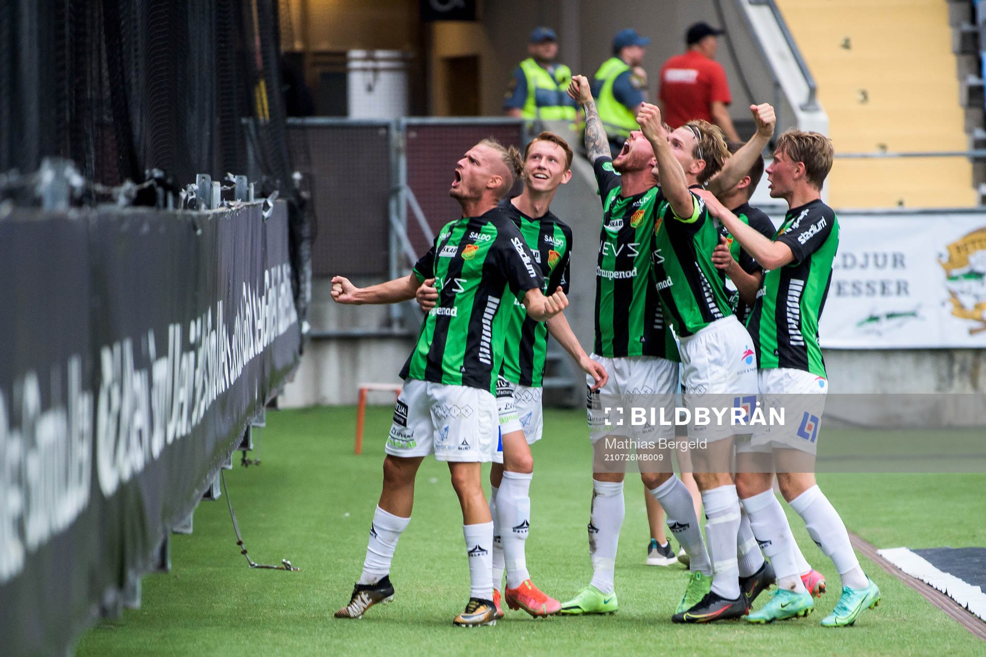 GAIS Jonas Lindberg (v) jublar med lagkamrater