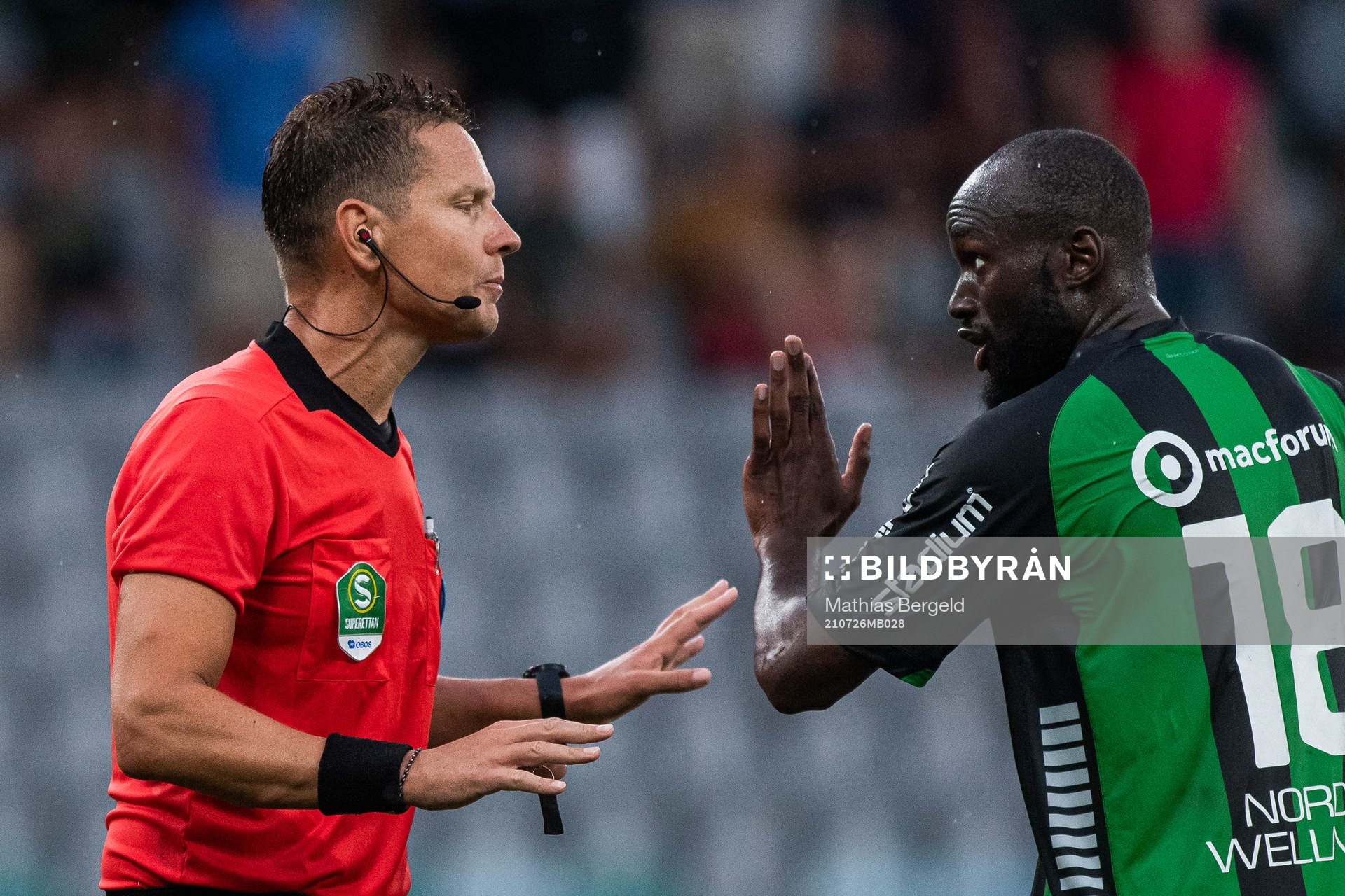 GAIS Boris Lumbana reagerar mot domare Martin Strömbergsson