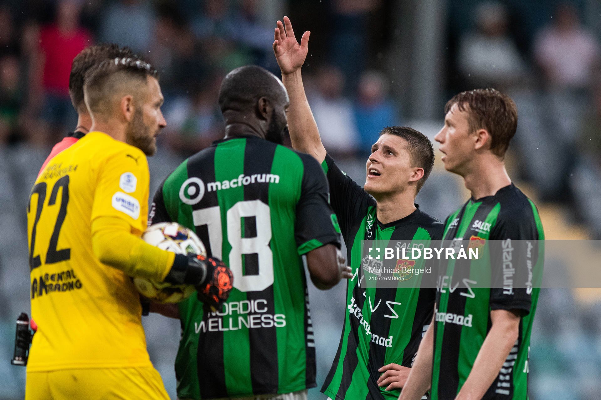 GAIS Johan Andersson reagerar mot ett domslut och pekar upp