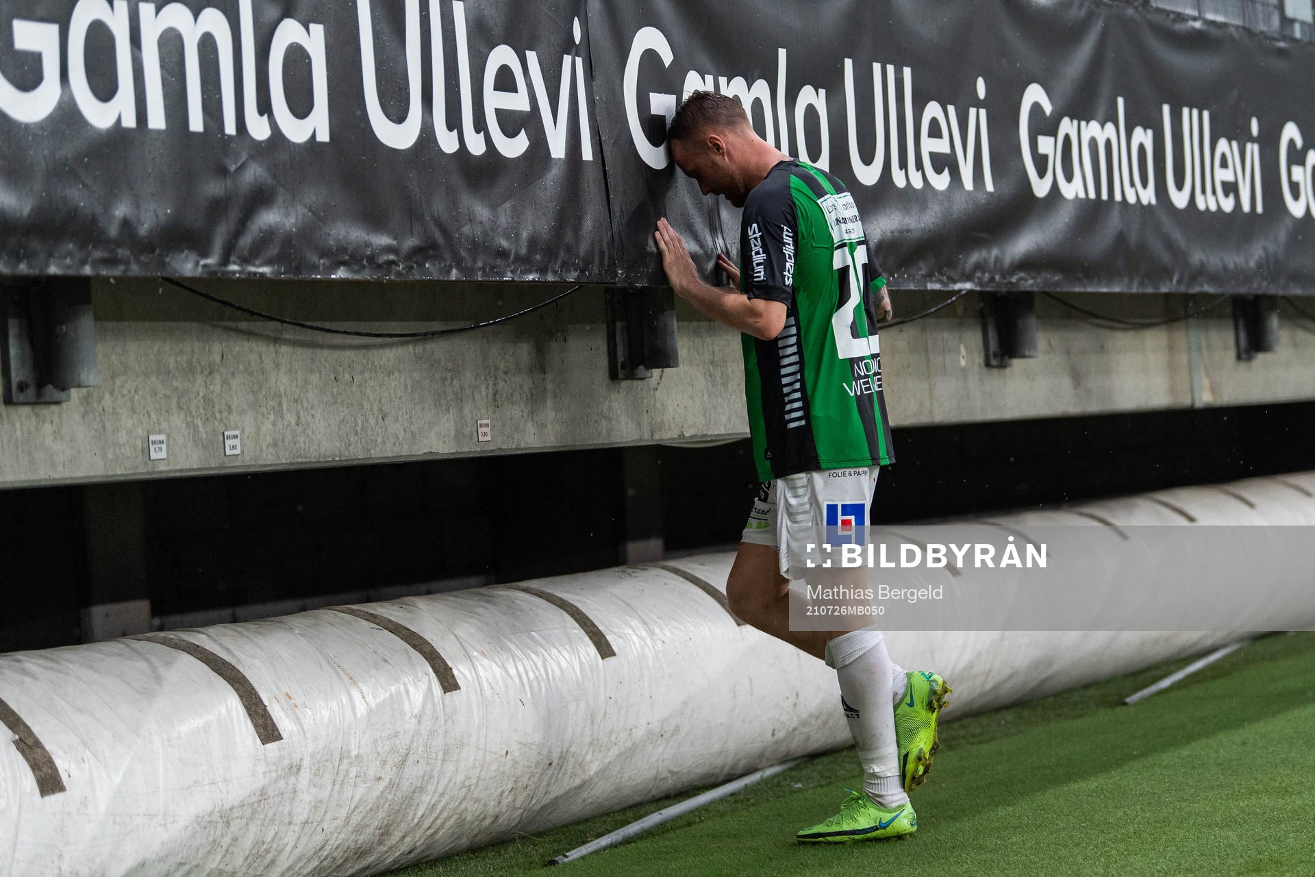 GAIS Daniel Sterner stretchar då han byts ut