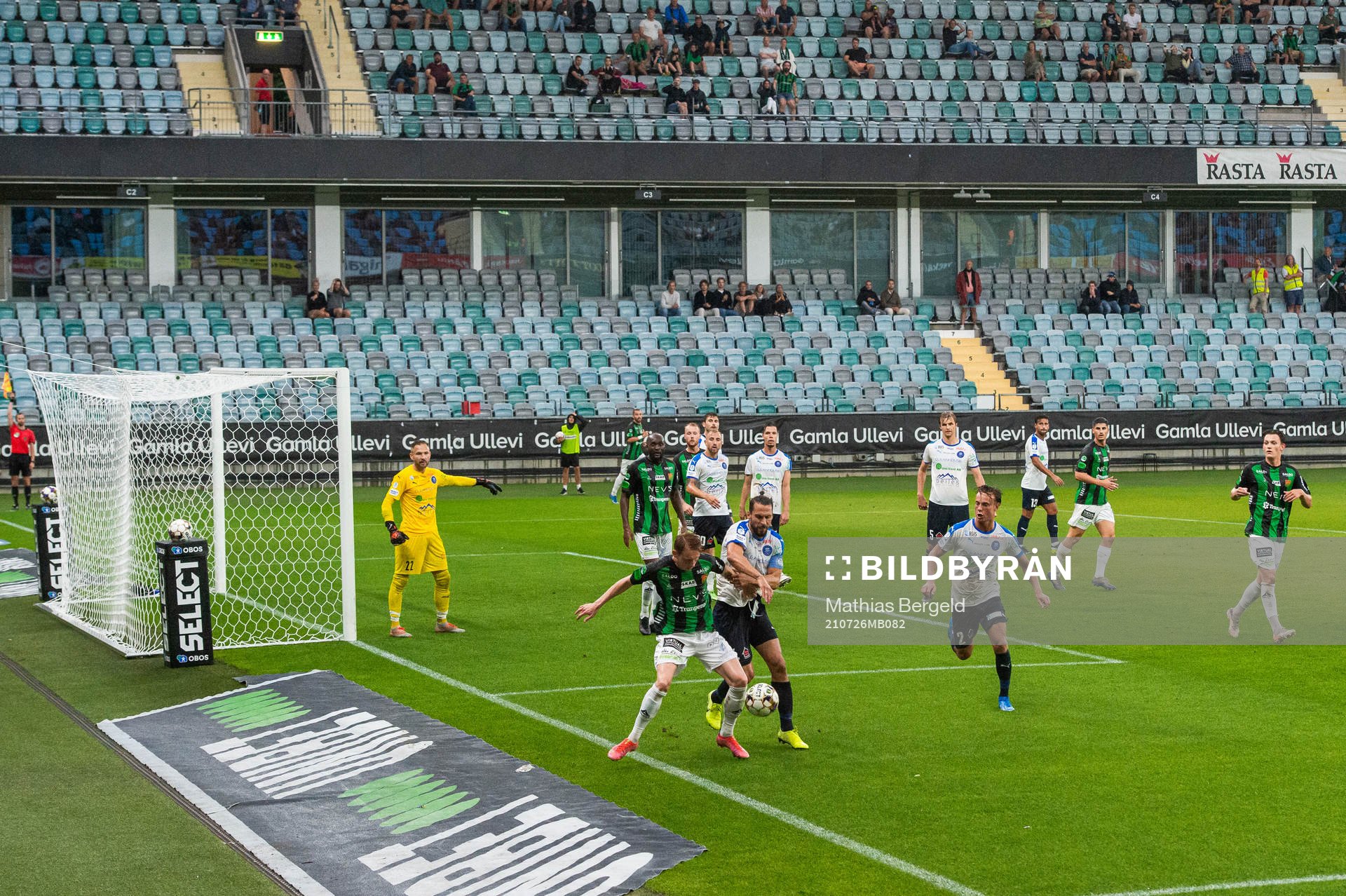 Akropolis målvakt John Alvbåge ser GAIS Julius Lindberg