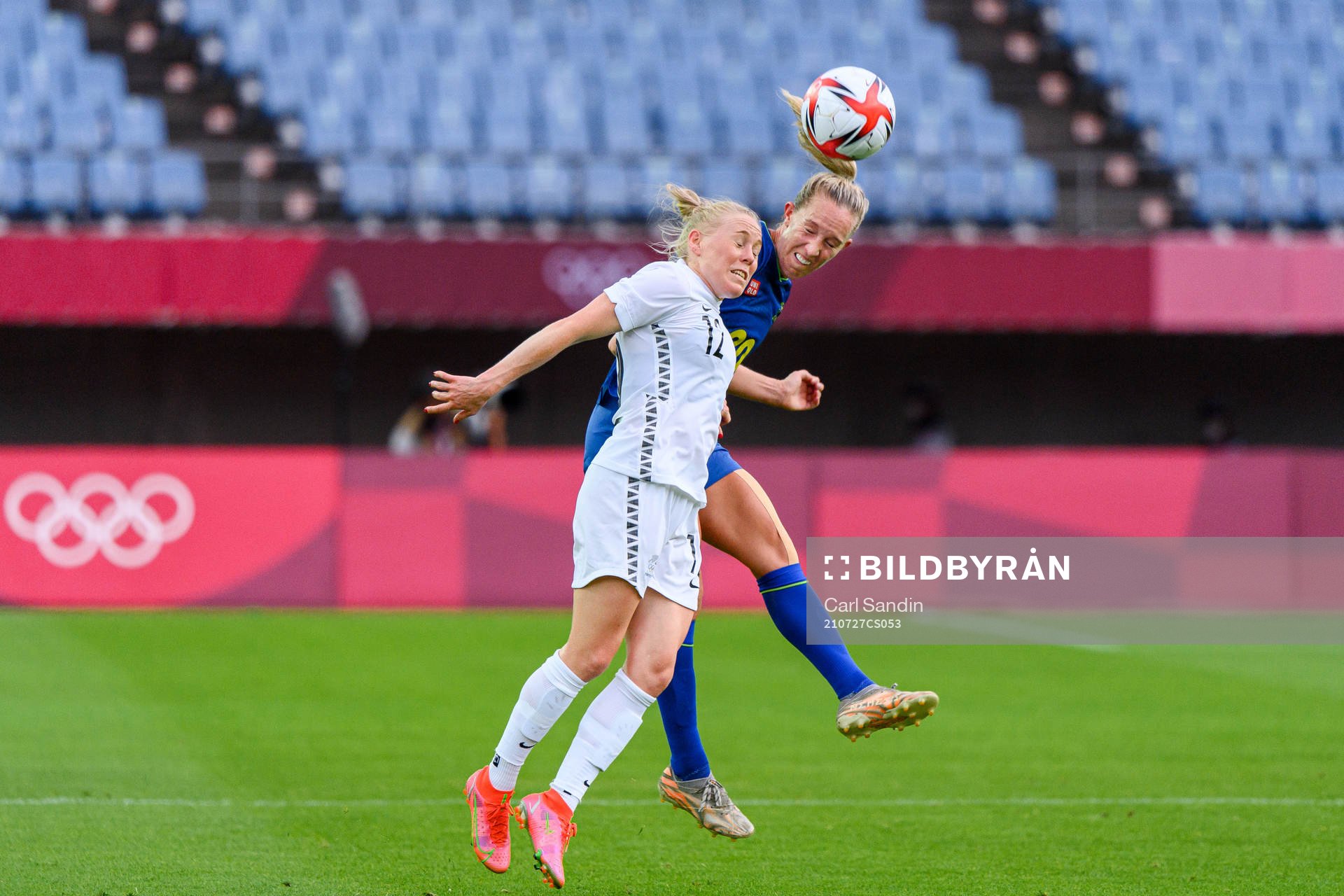 Betsy Hassett of New Zealand and Julia Roddar of Sweden in