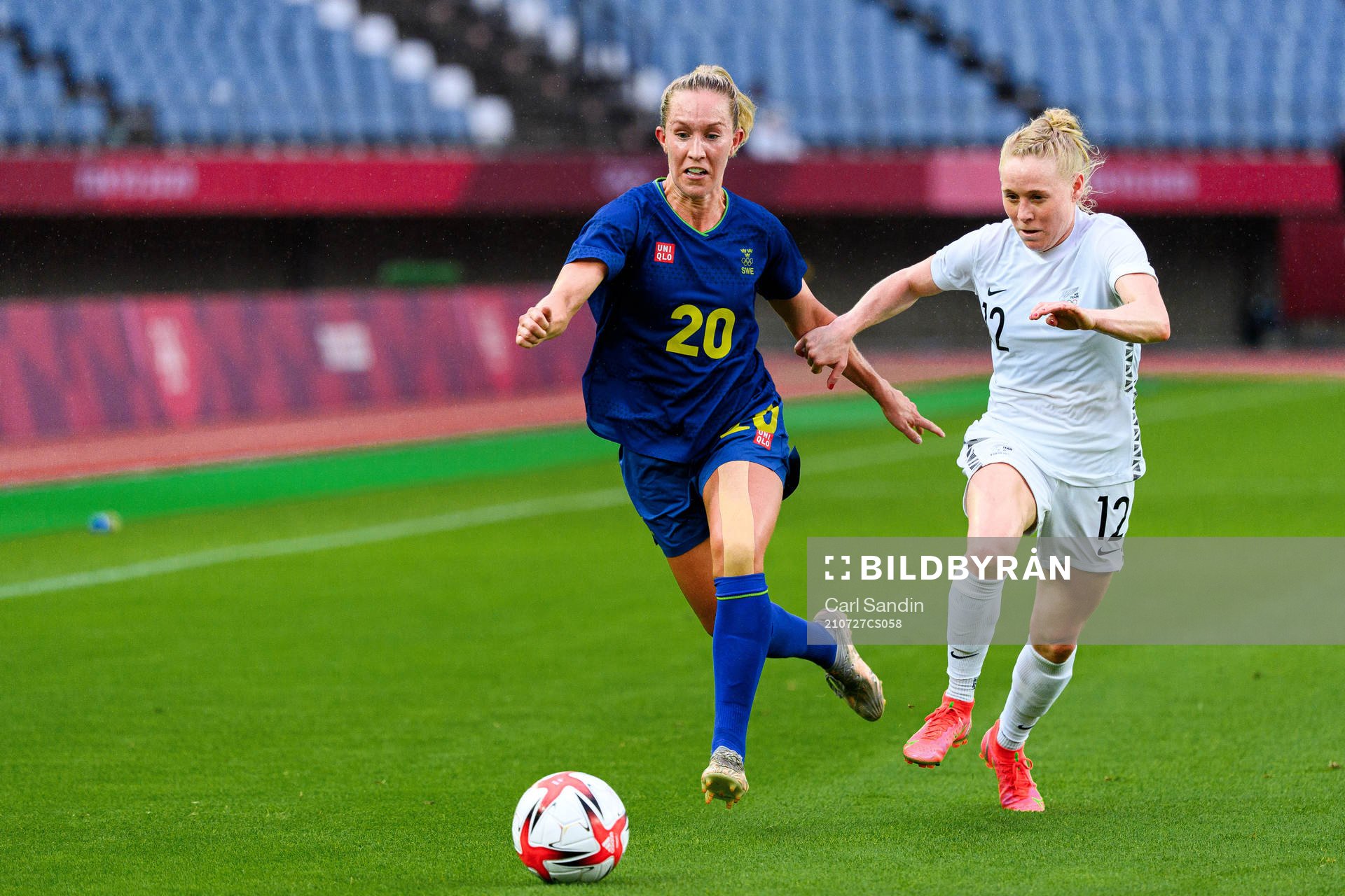 Julia Roddar of Sweden and Betsy Hassett of New Zealand in