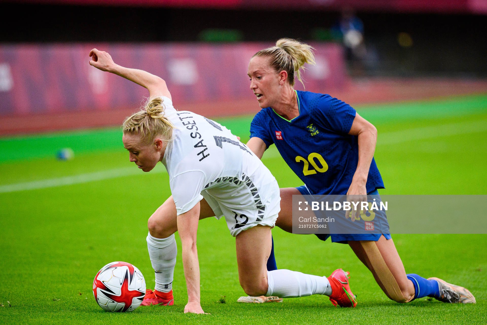 Betsy Hassett of New Zealand and Julia Roddar of Sweden in