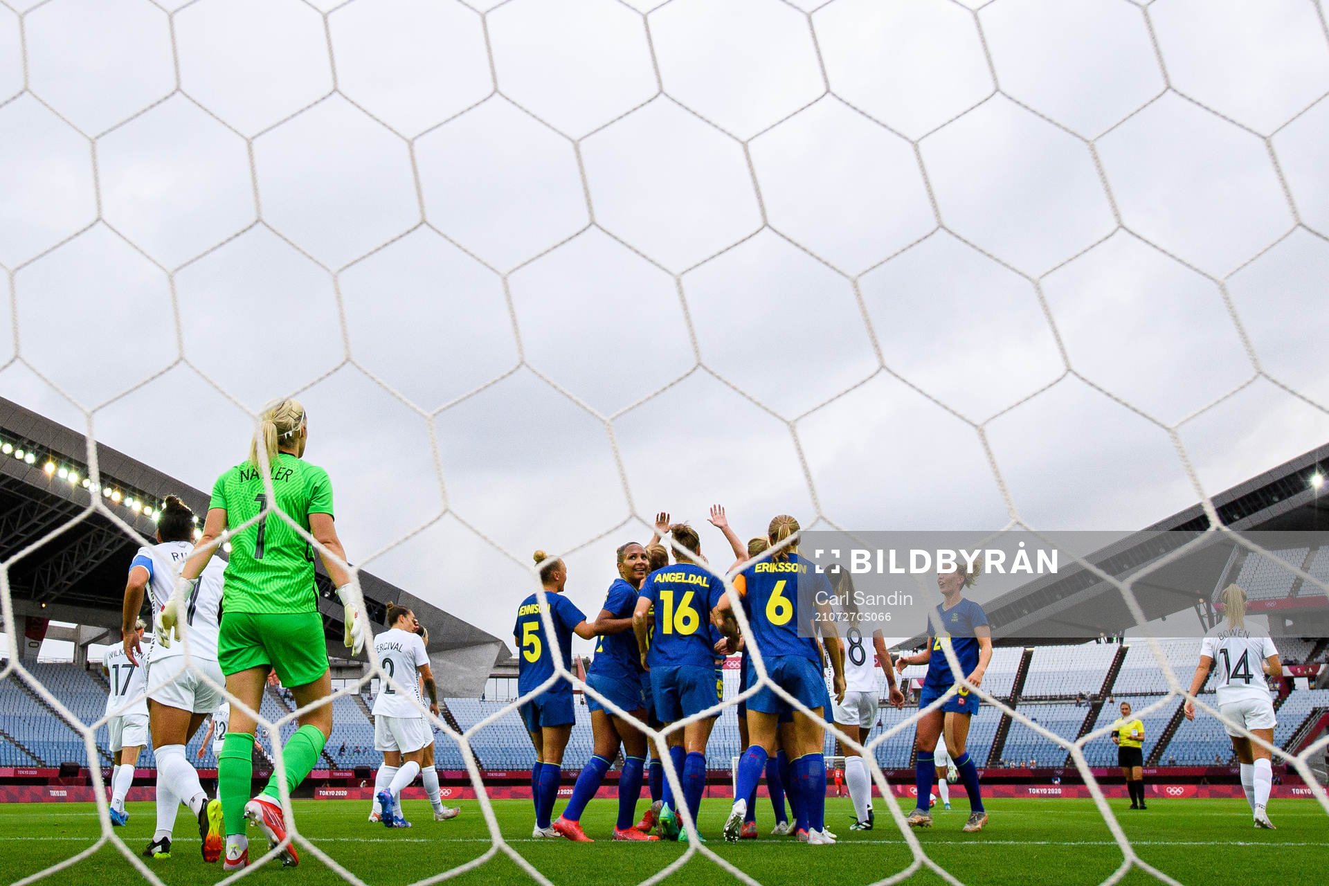 Players of Sweden celebrate the 0-1 goal by Anna Anvegård
