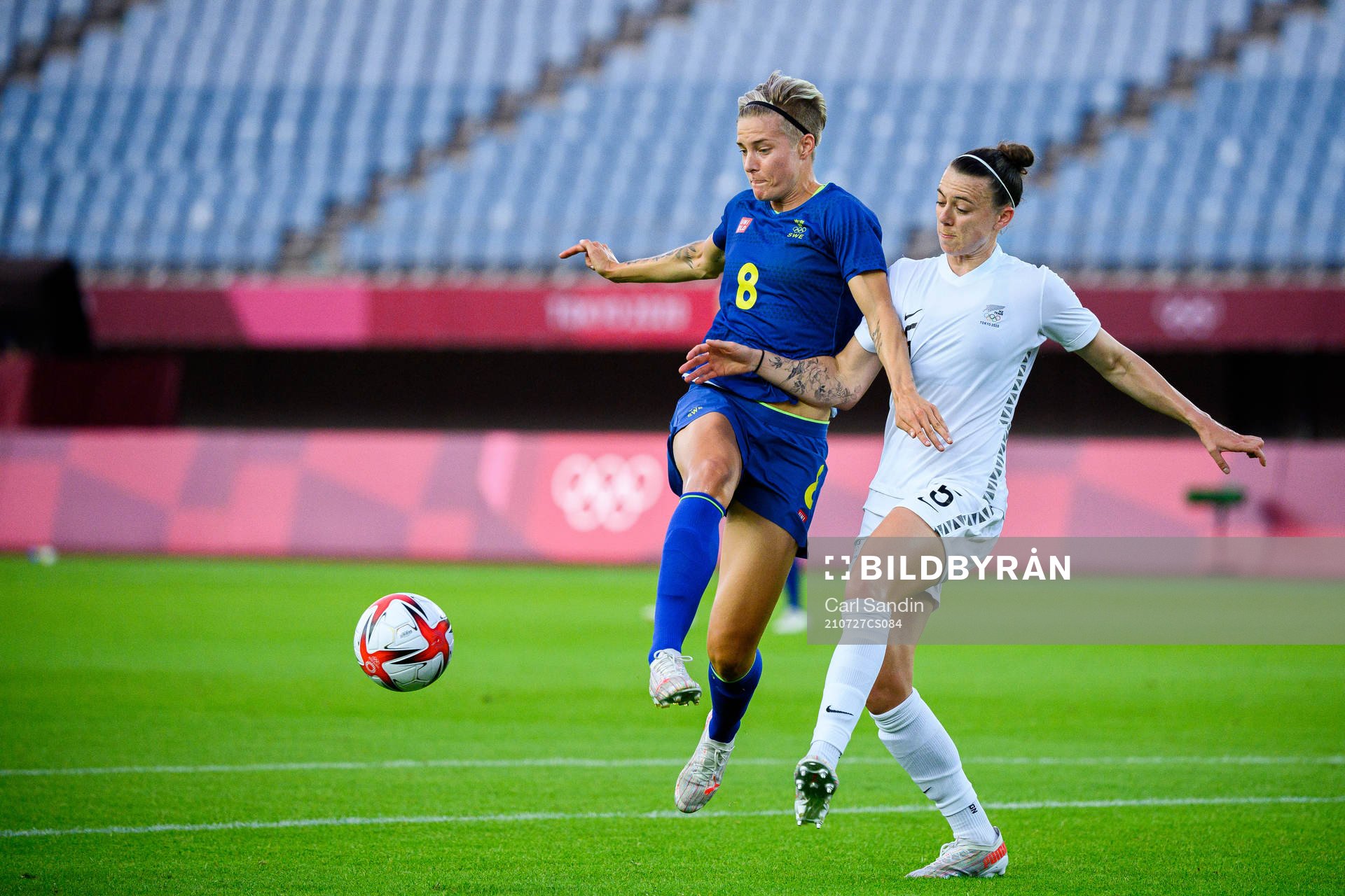 Lina Hurtig of Sweden and Meikayla Moore of New Zealand in