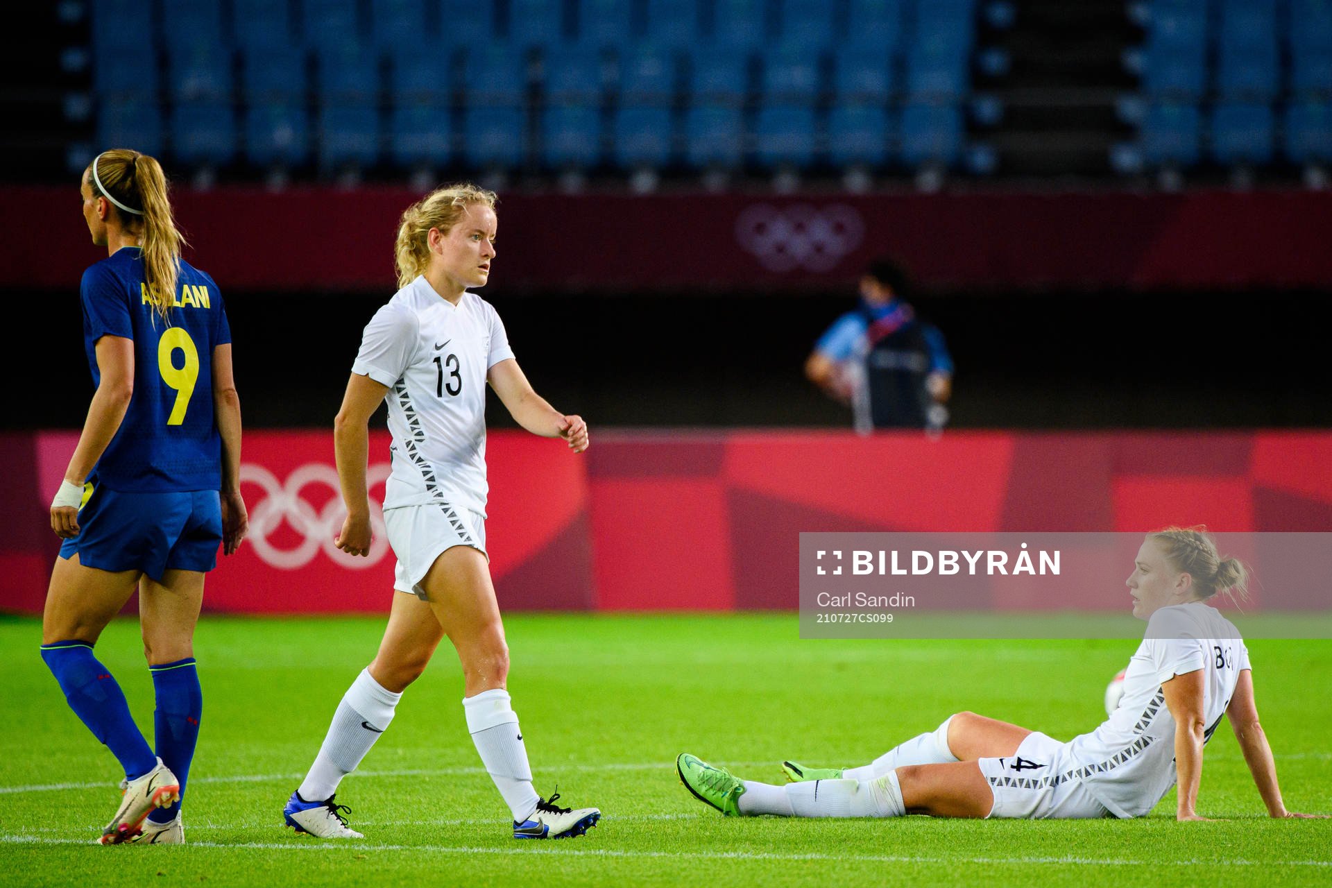 Paige Satchell and CJ Botts of New Zealand look dejected