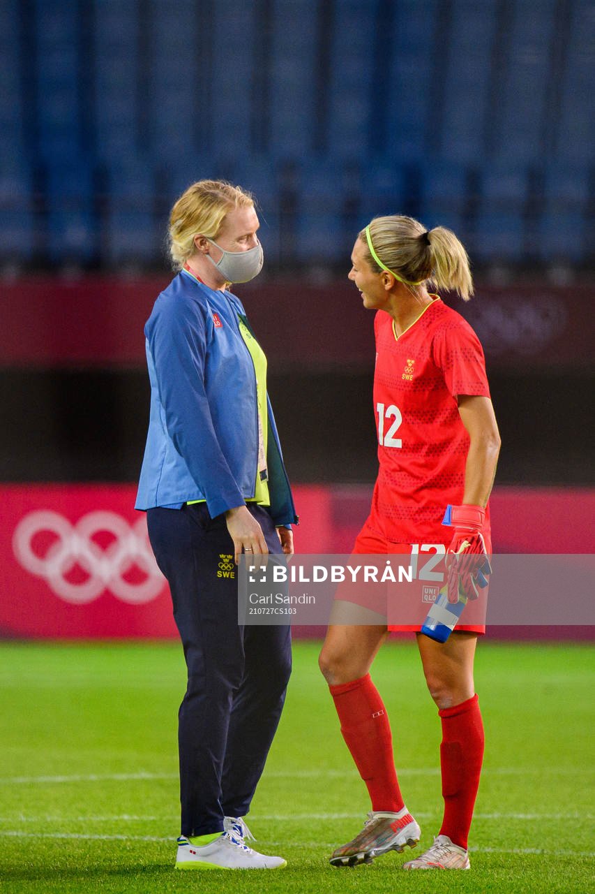 Goalkeepers Hedvig Lindahl and Jennifer Falk of Sweden