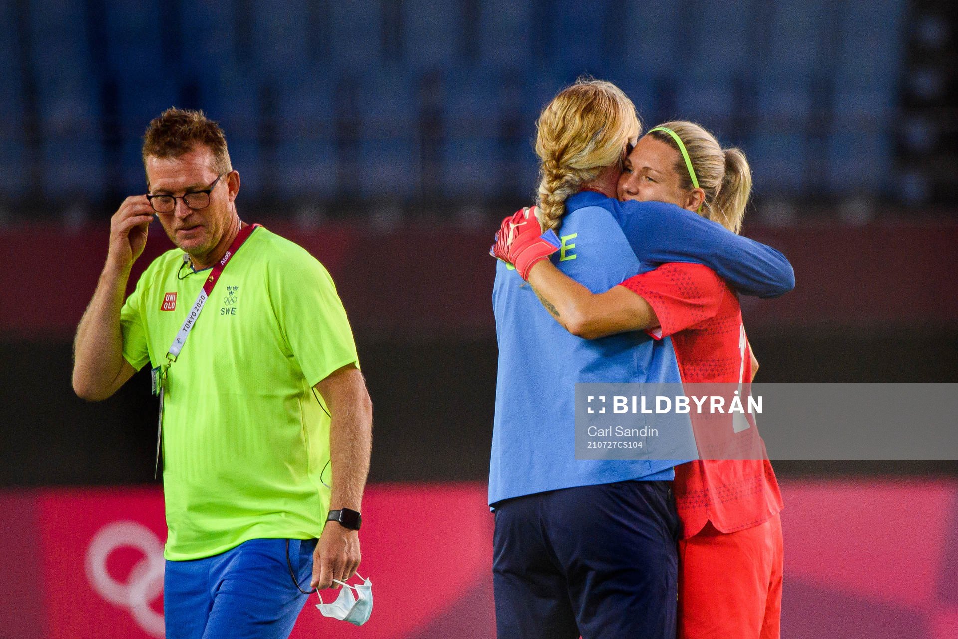 Goalkeepers Hedvig Lindahl and Jennifer Falk of Sweden