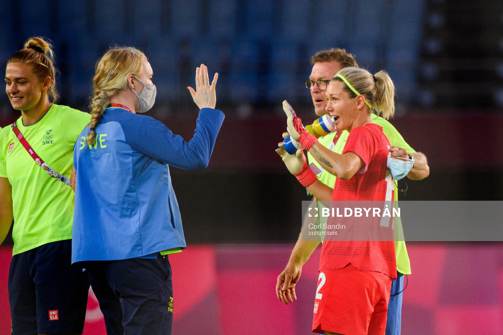 Goalkeepers Hedvig Lindahl and Jennifer Falk of Sweden