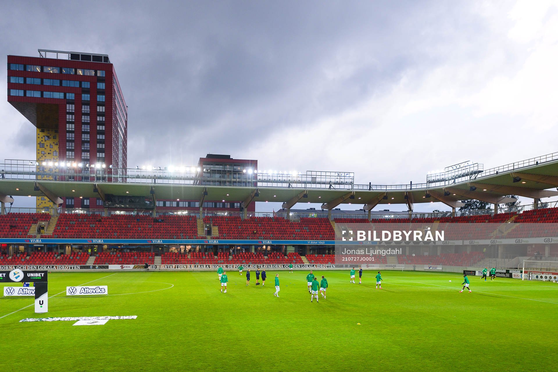 Jönköpings spelare värmer upp före fotbollsmatchen i