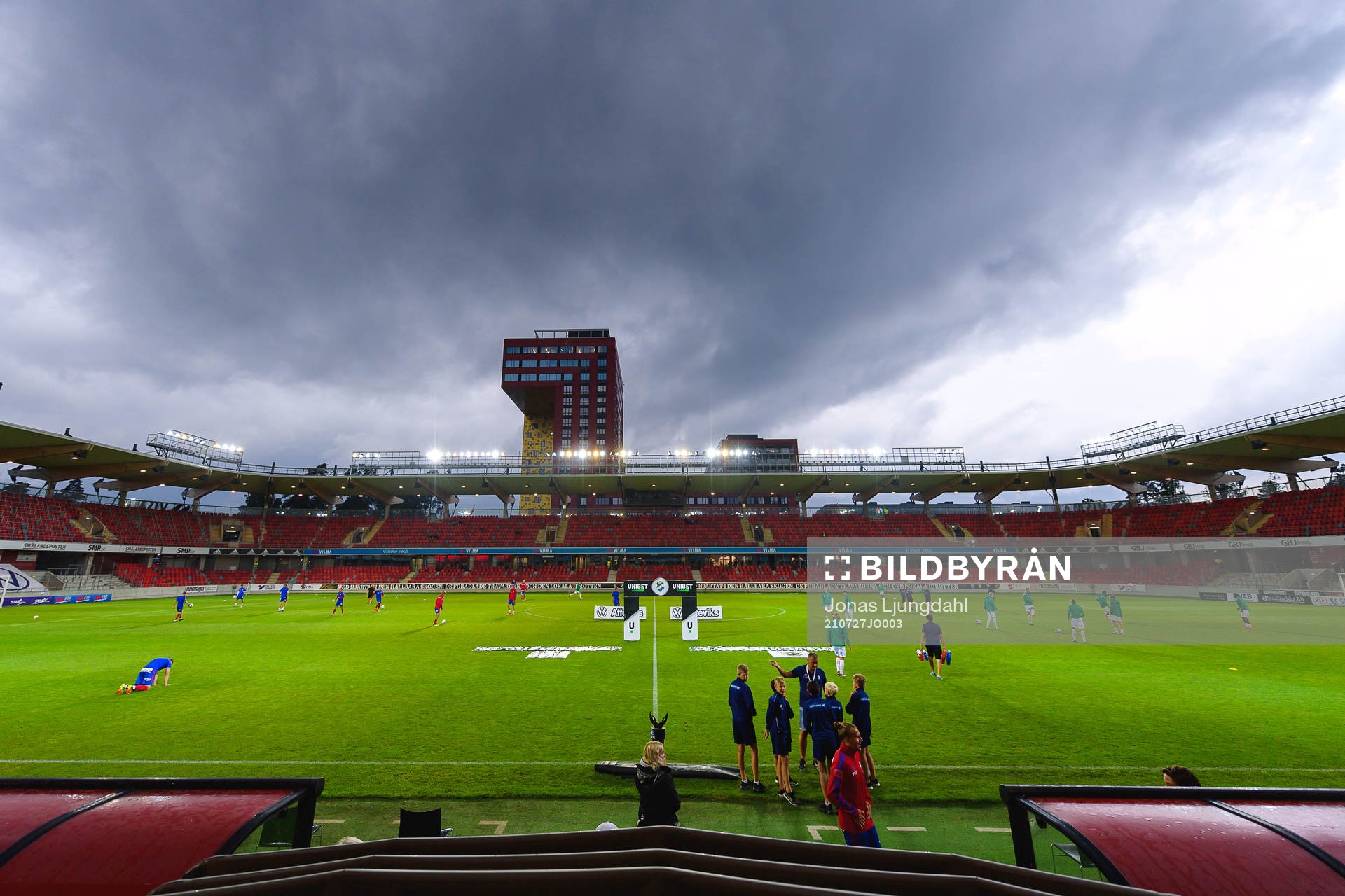 Östers och Jönköpings spelare värmer upp före