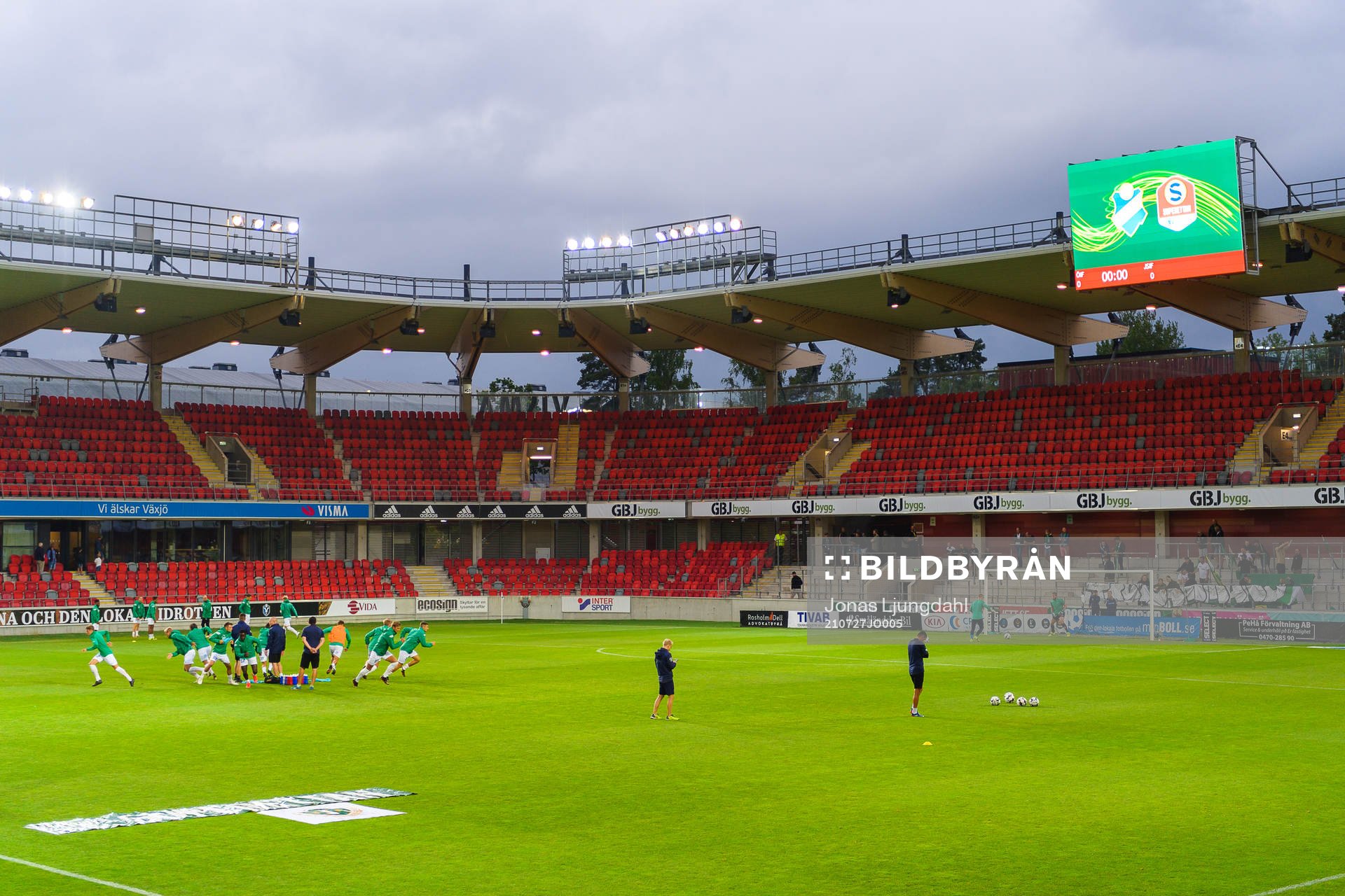 Jönköpings spelare värmer upp före  fotbollsmatchen i